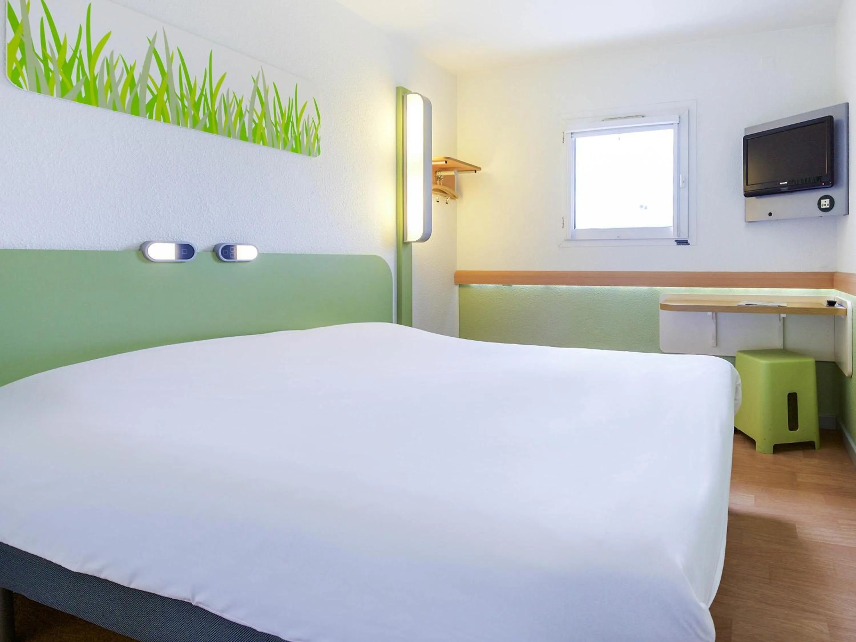 Triple Room with One Double Bed and One Bunk Bed in ibis Budget Pau Est