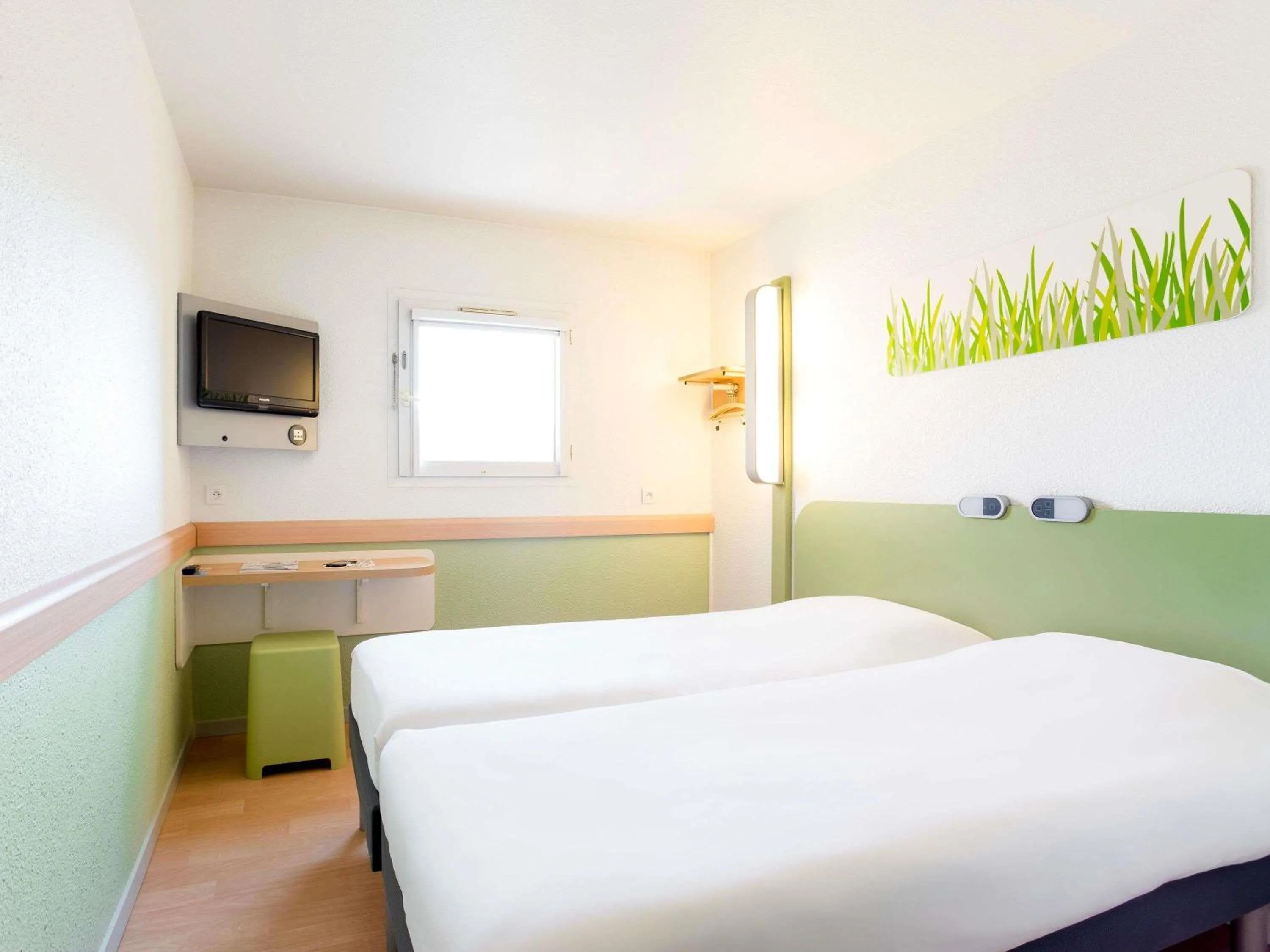 Bedroom, Bed in ibis Budget Pau Est