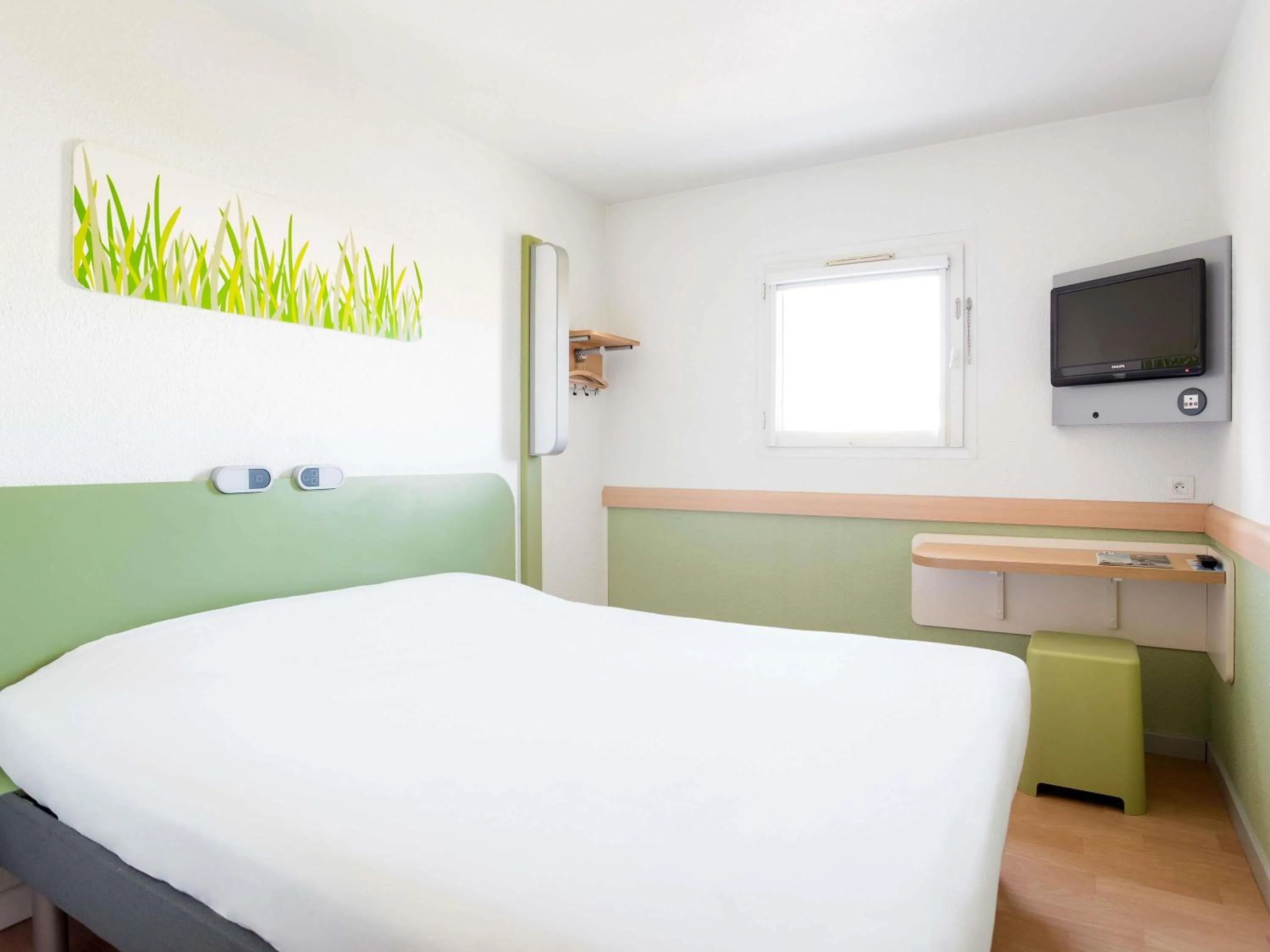 Bedroom, Bed in ibis Budget Pau Est