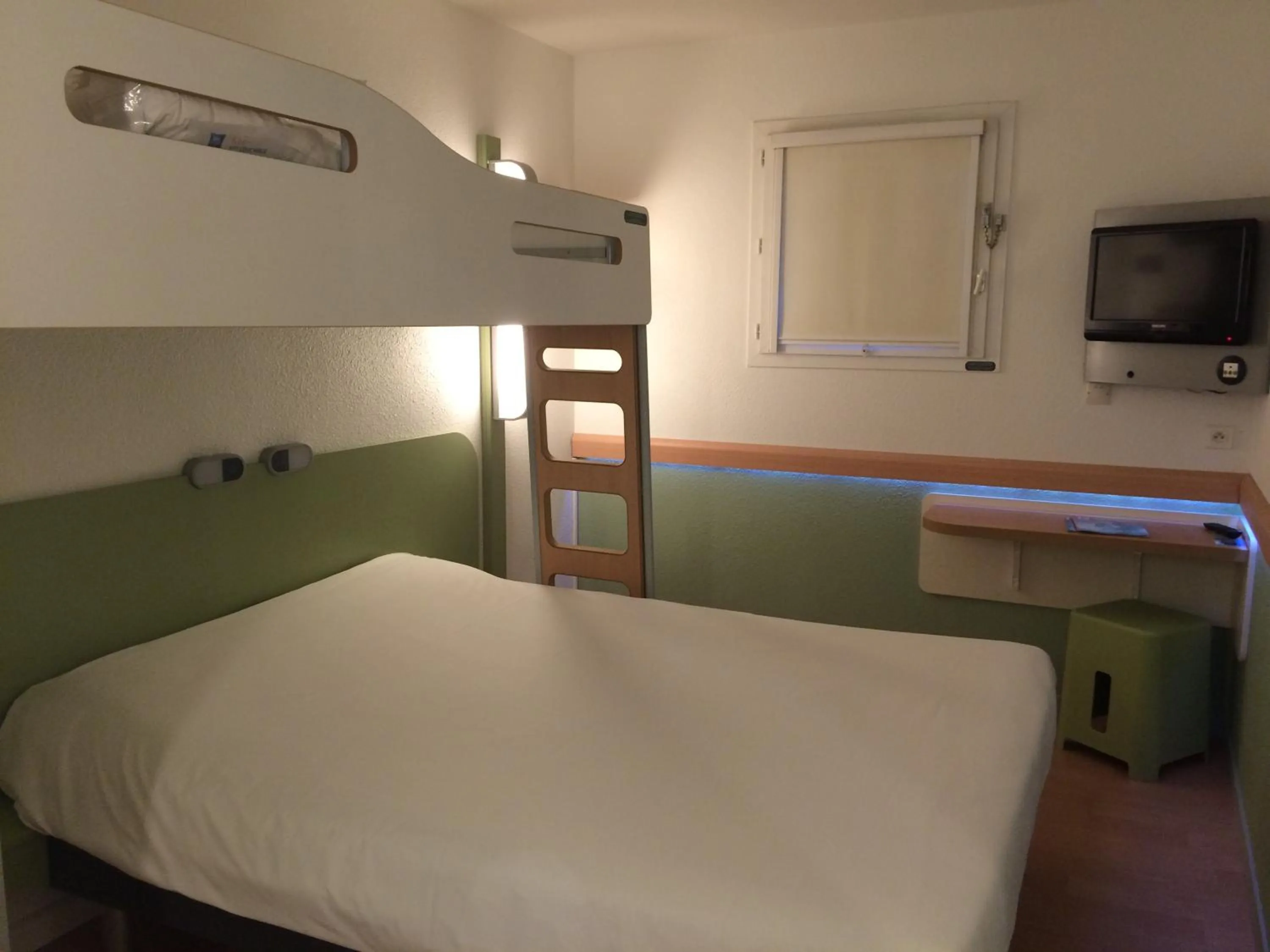 Photo of the whole room, Bed in ibis Budget Pau Est