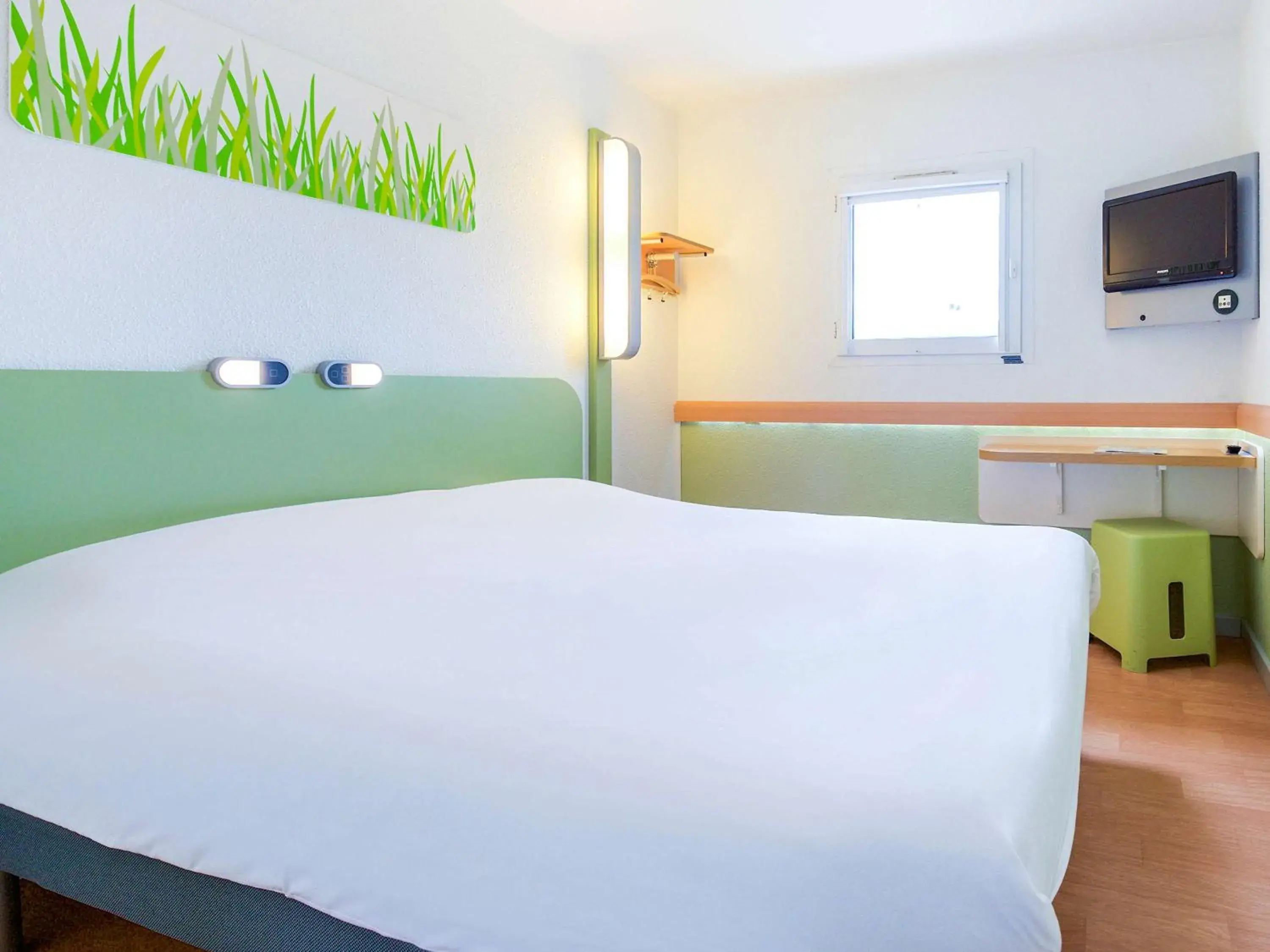 Triple Room with One Double Bed and One Bunk Bed in ibis Budget Pau Est Triple Room with One Double Bed and One Bunk Bed in ibis Budget Pau Est