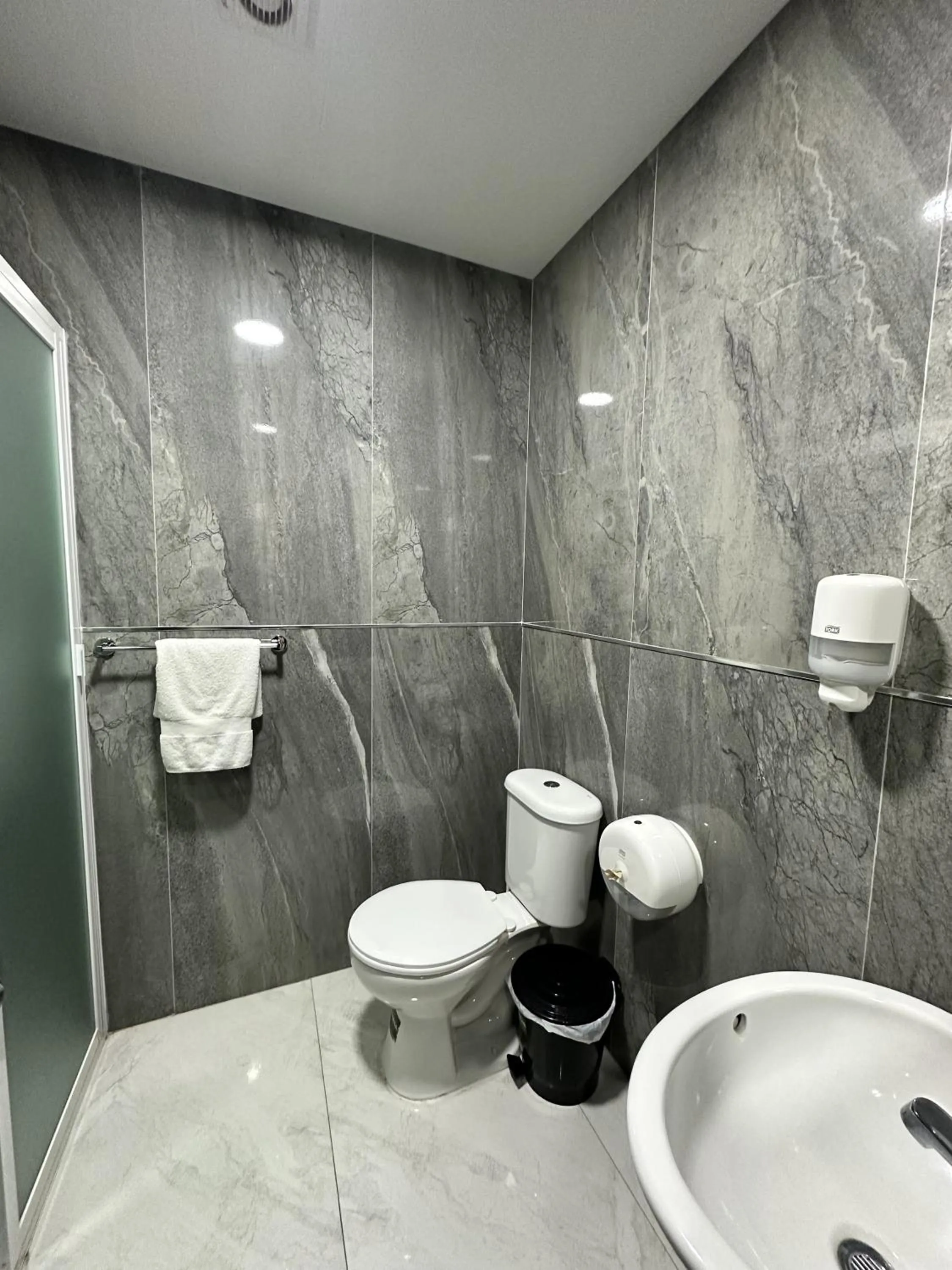 Bathroom in Hotel Versailles