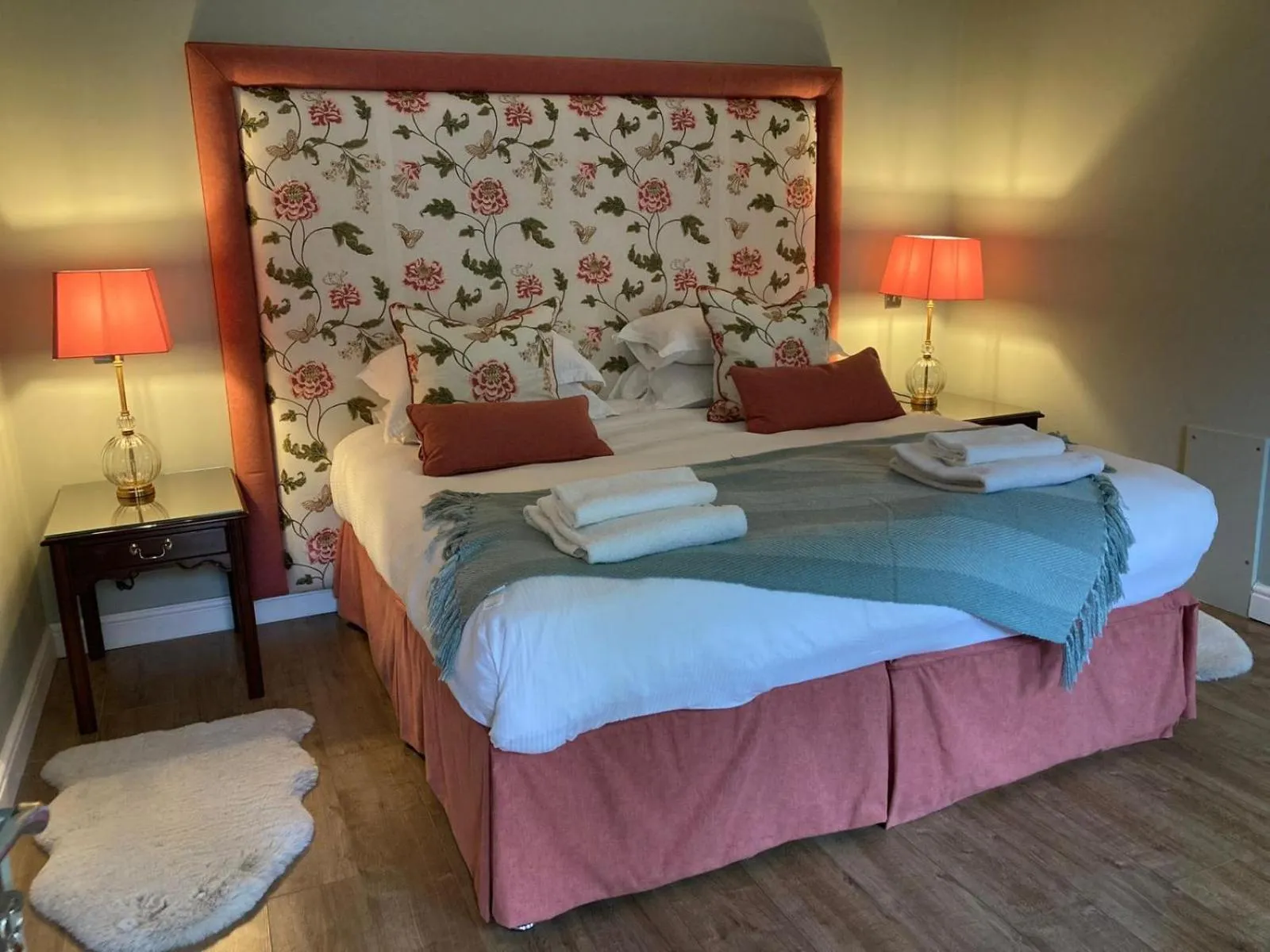 Bedroom, Bed in The Seagrave Arms