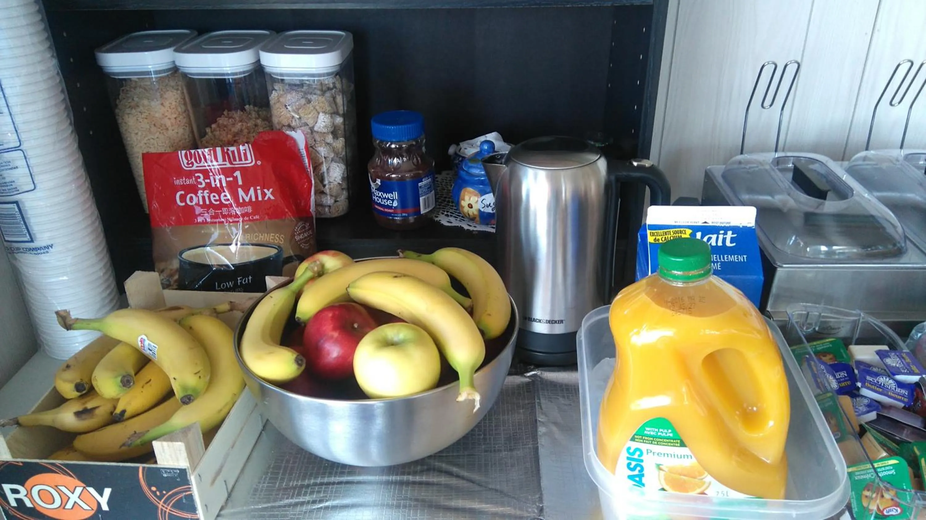 Continental breakfast in Oasis Motel