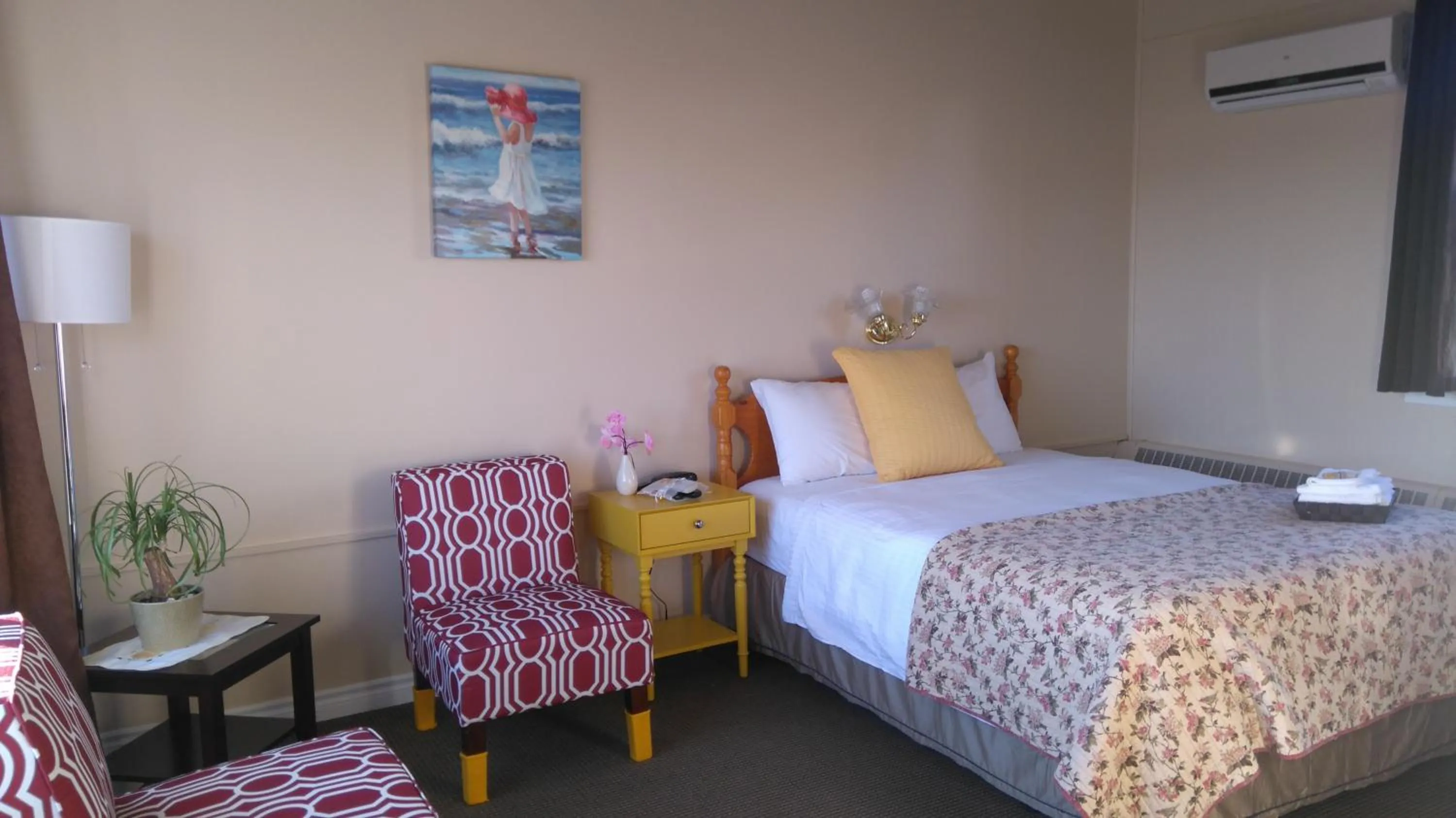 Communal lounge/ TV room, Bed in Oasis Motel