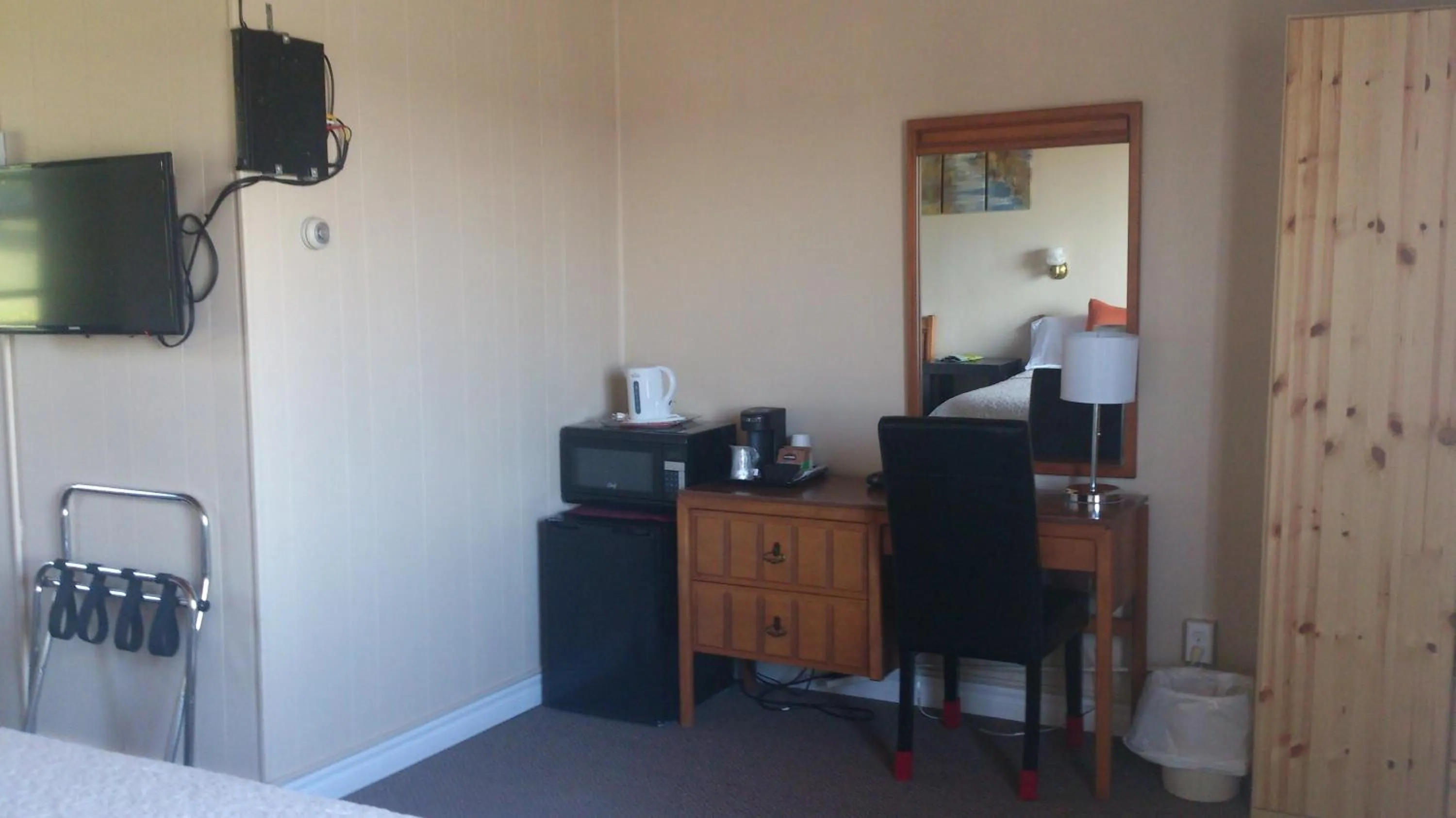 Bedroom in Oasis Motel