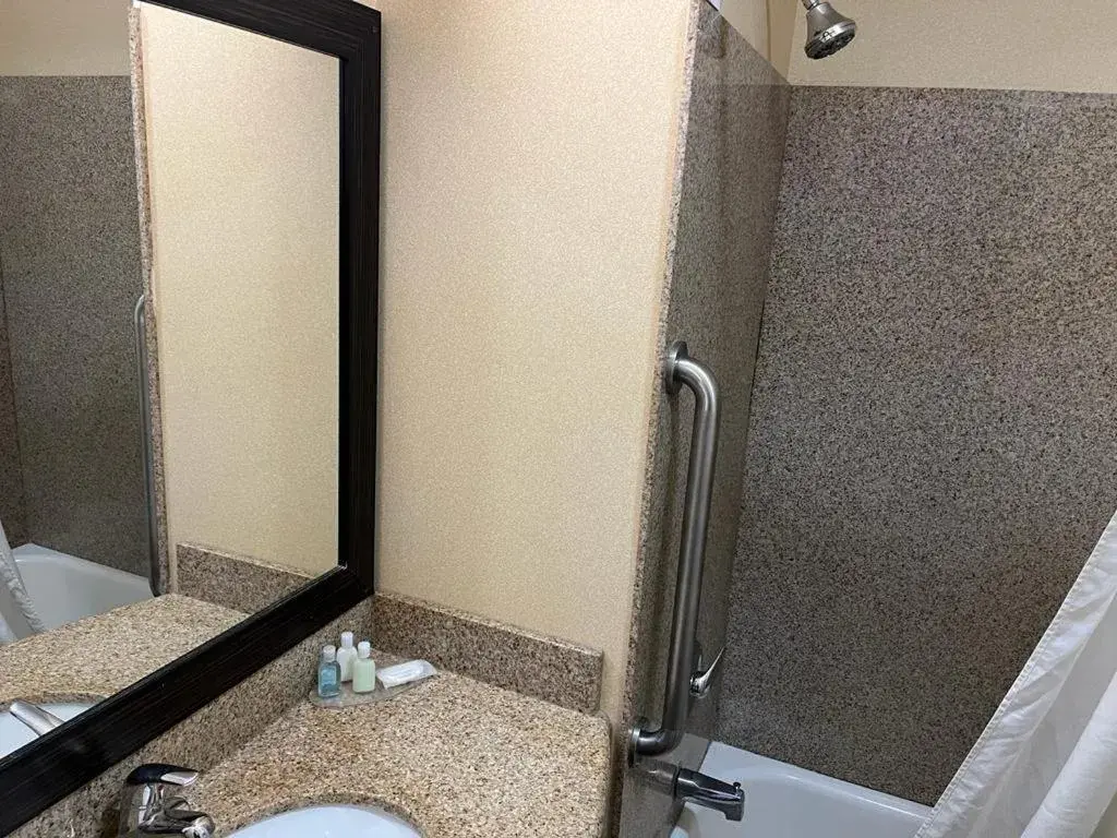 Deluxe Queen Suite in Spark By Hilton Hershey Near The Park Deluxe Queen Suite in Spark By Hilton Hershey Near The Park