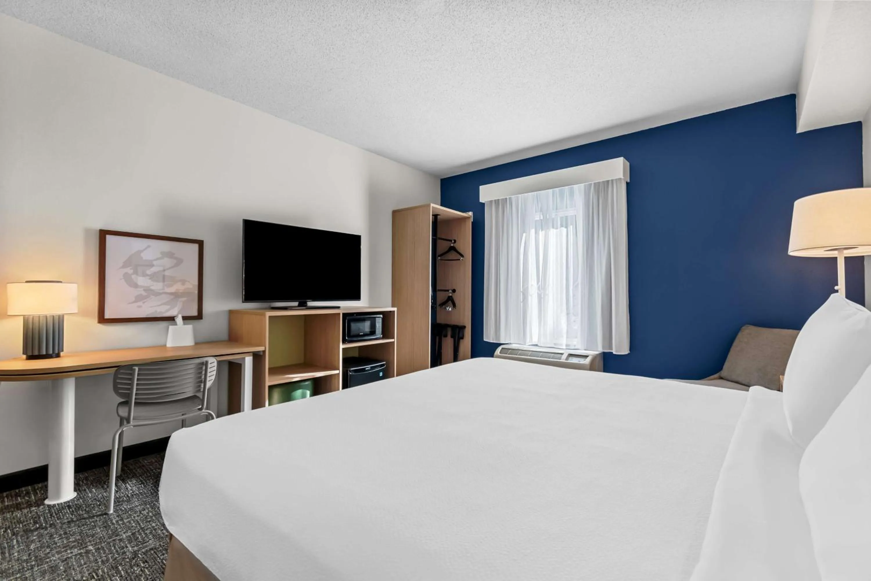Bed in Spark By Hilton Hershey Near The Park