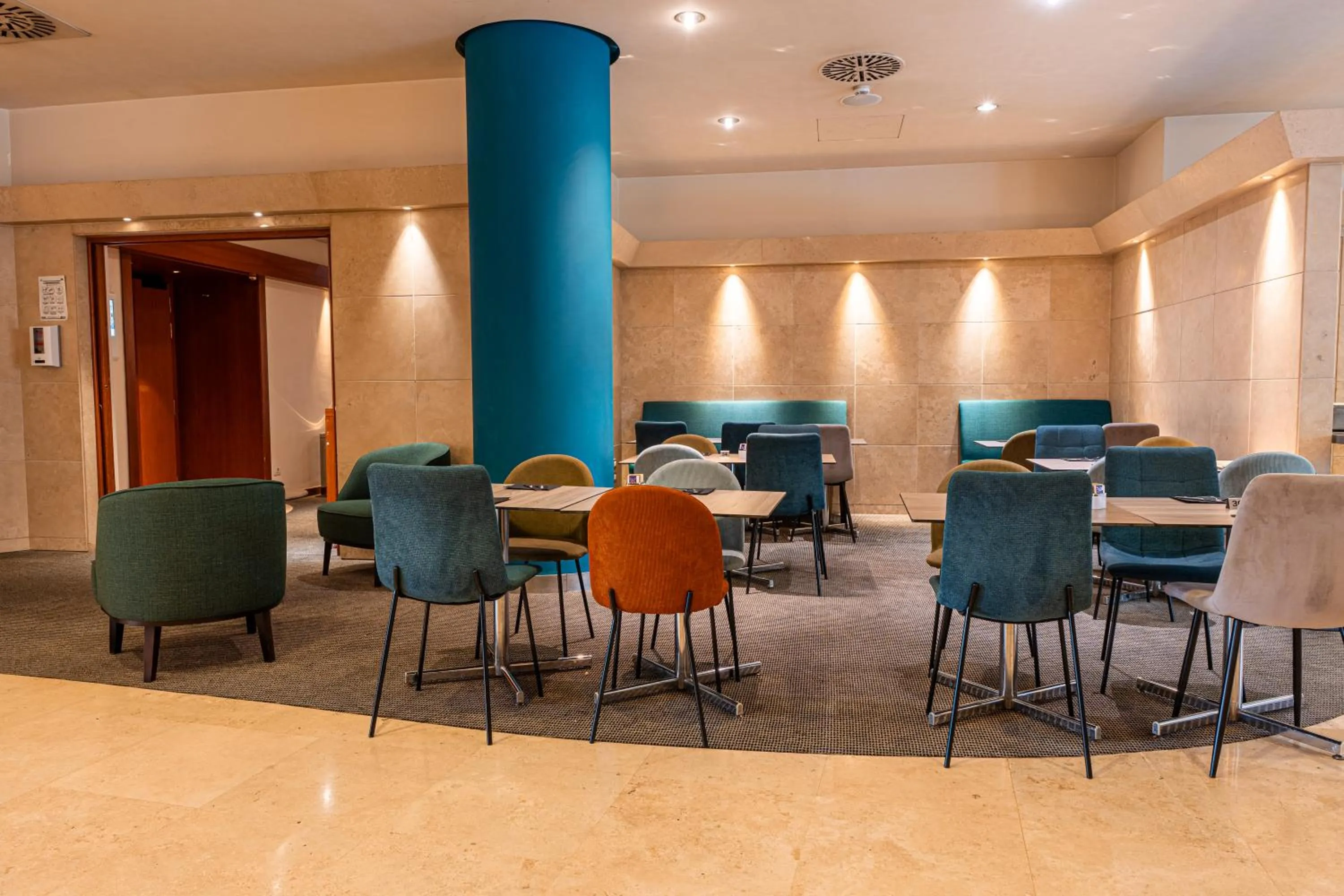 Restaurant/places to eat in Novotel Roma Est