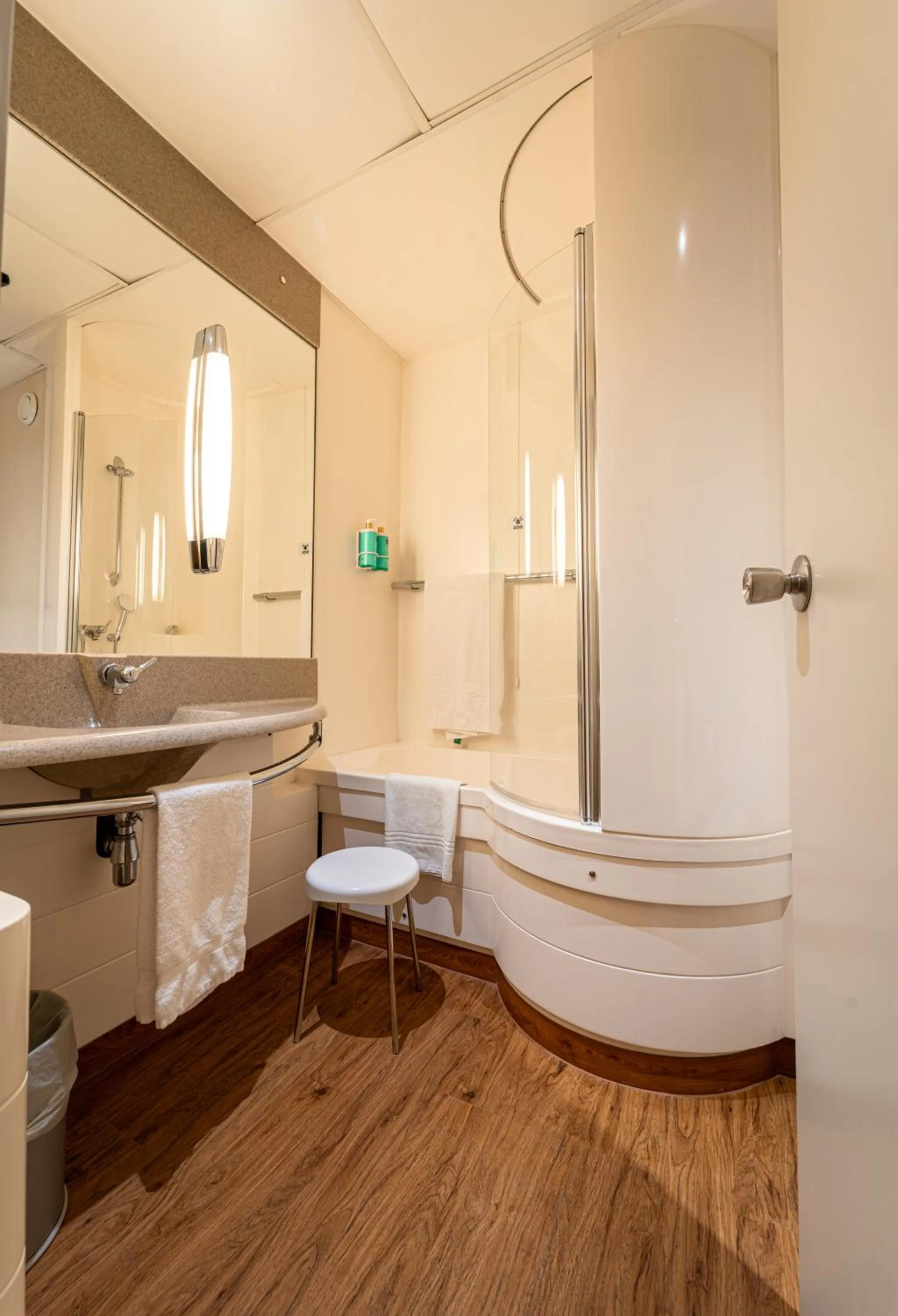 Steam room in Novotel Roma Est