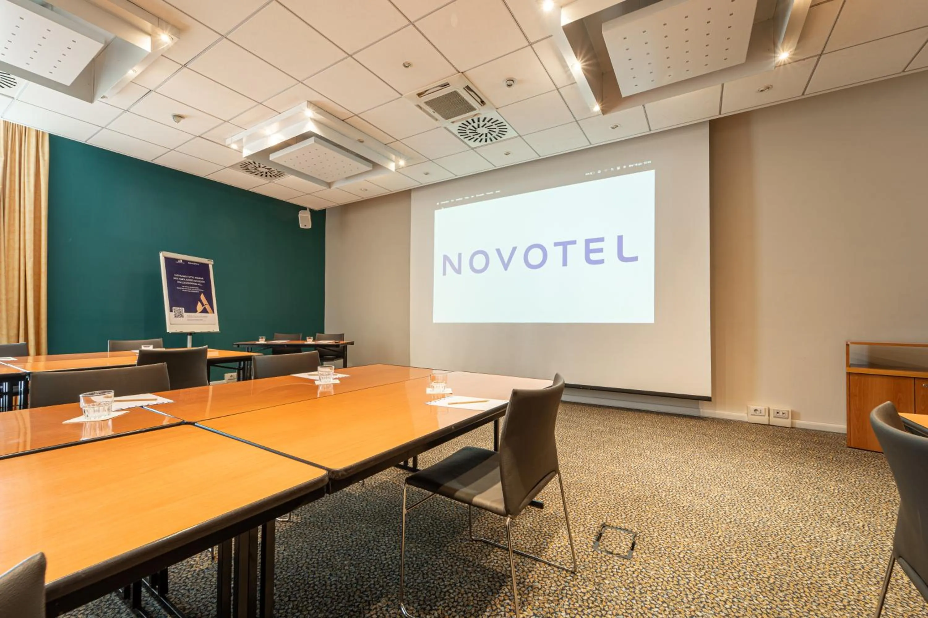 TV and multimedia in Novotel Roma Est