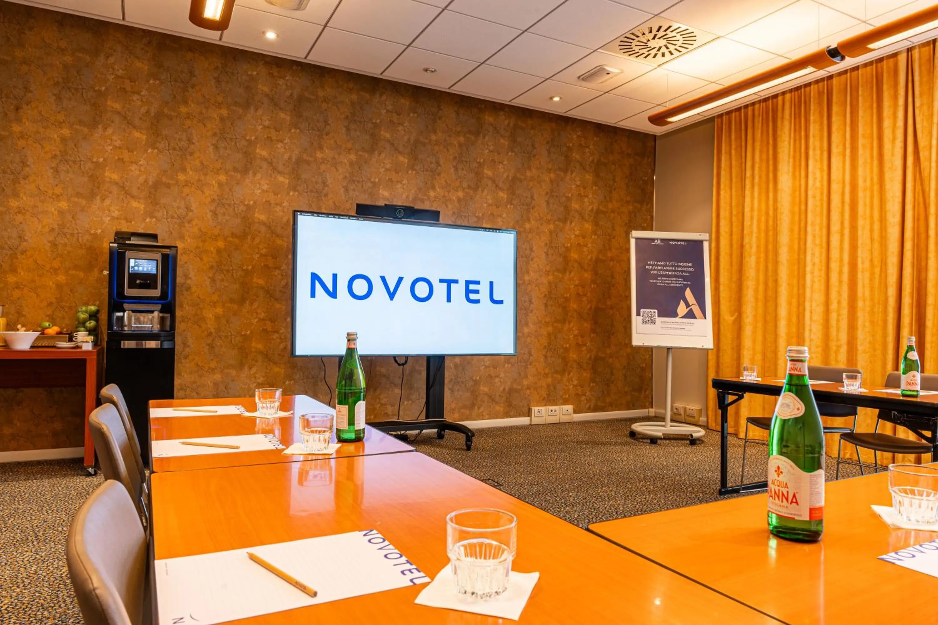 TV and multimedia in Novotel Roma Est