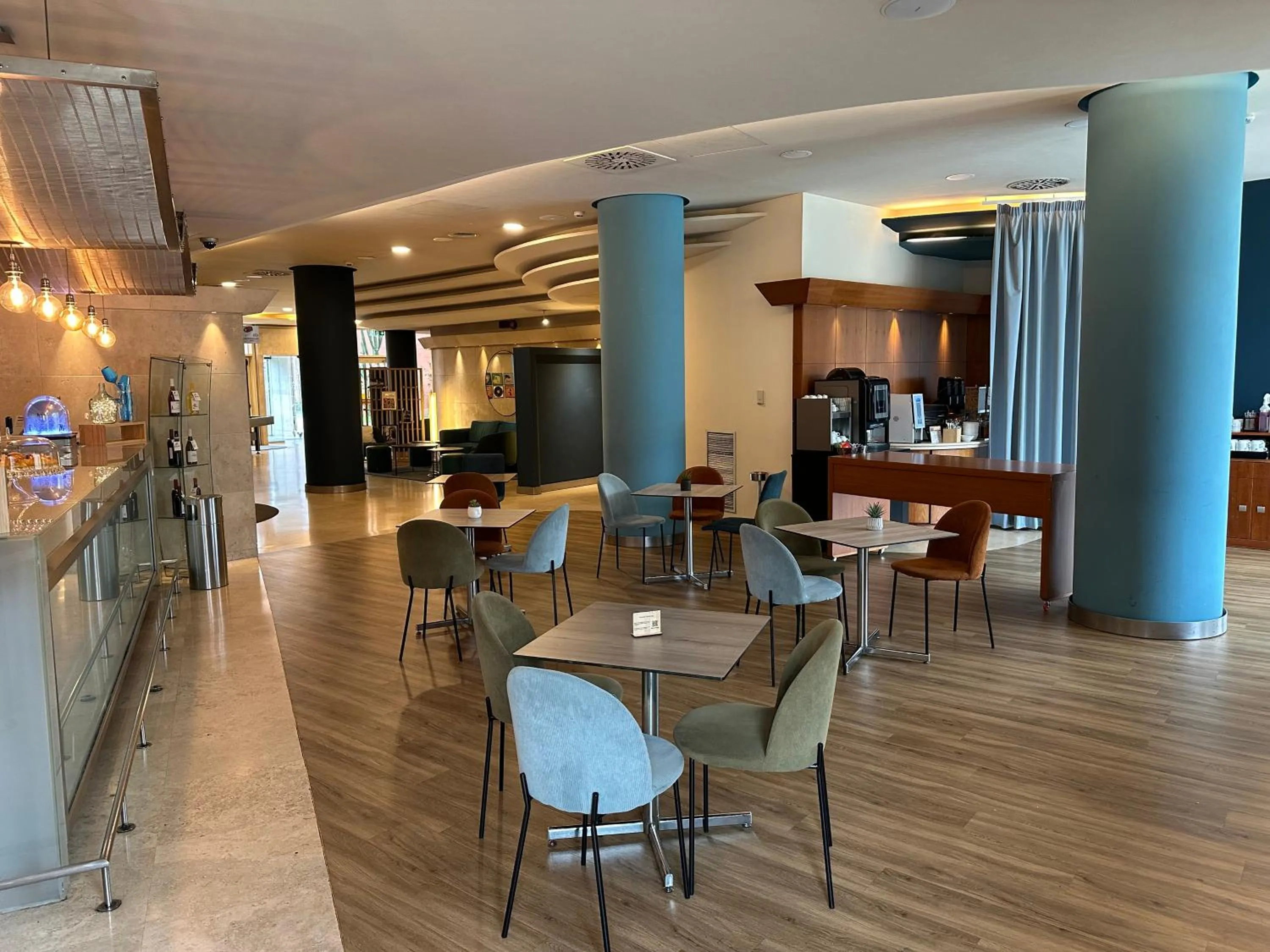 Lounge or bar in Novotel Roma Est