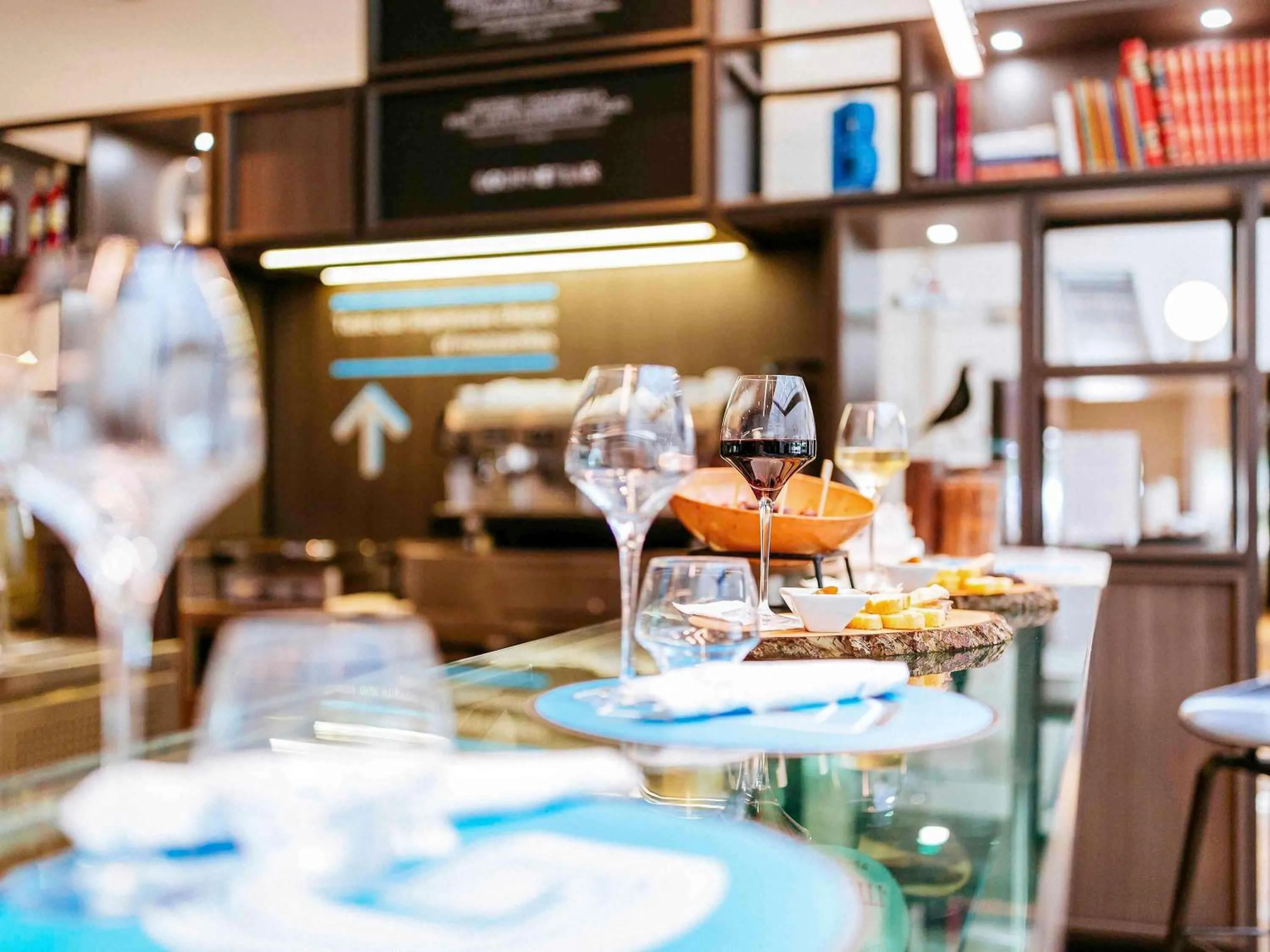 Lounge or bar in Novotel Milano Linate Aeroporto