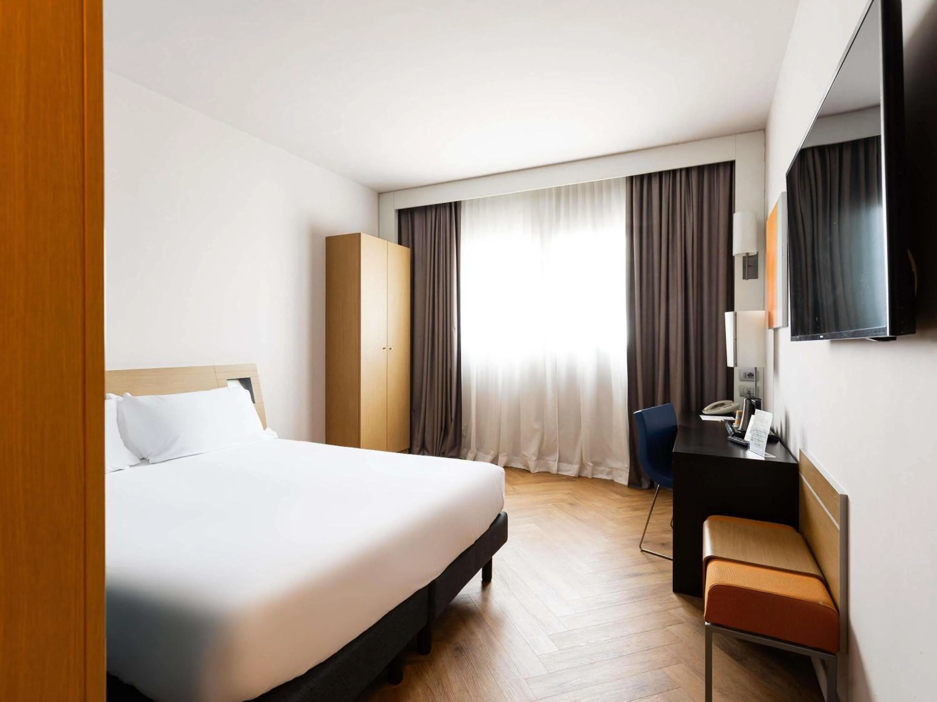 Bedroom, Bed in Novotel Caserta Sud