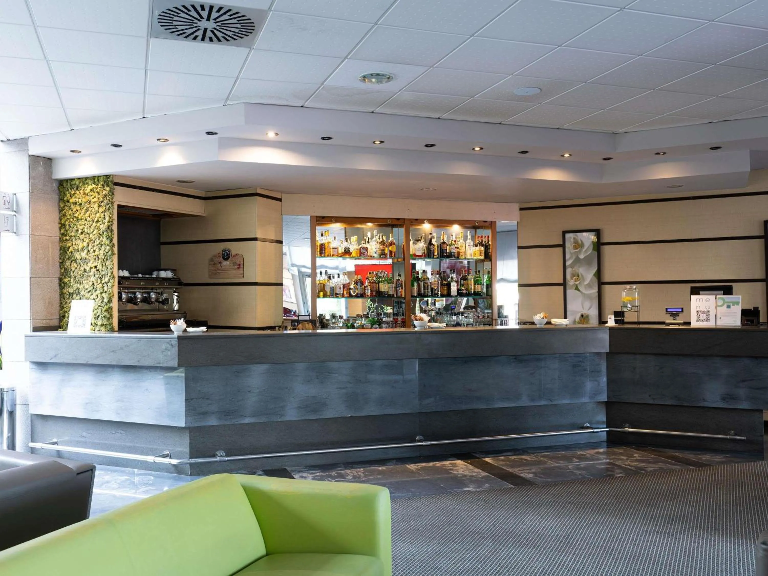 Lounge or bar in Novotel Caserta Sud