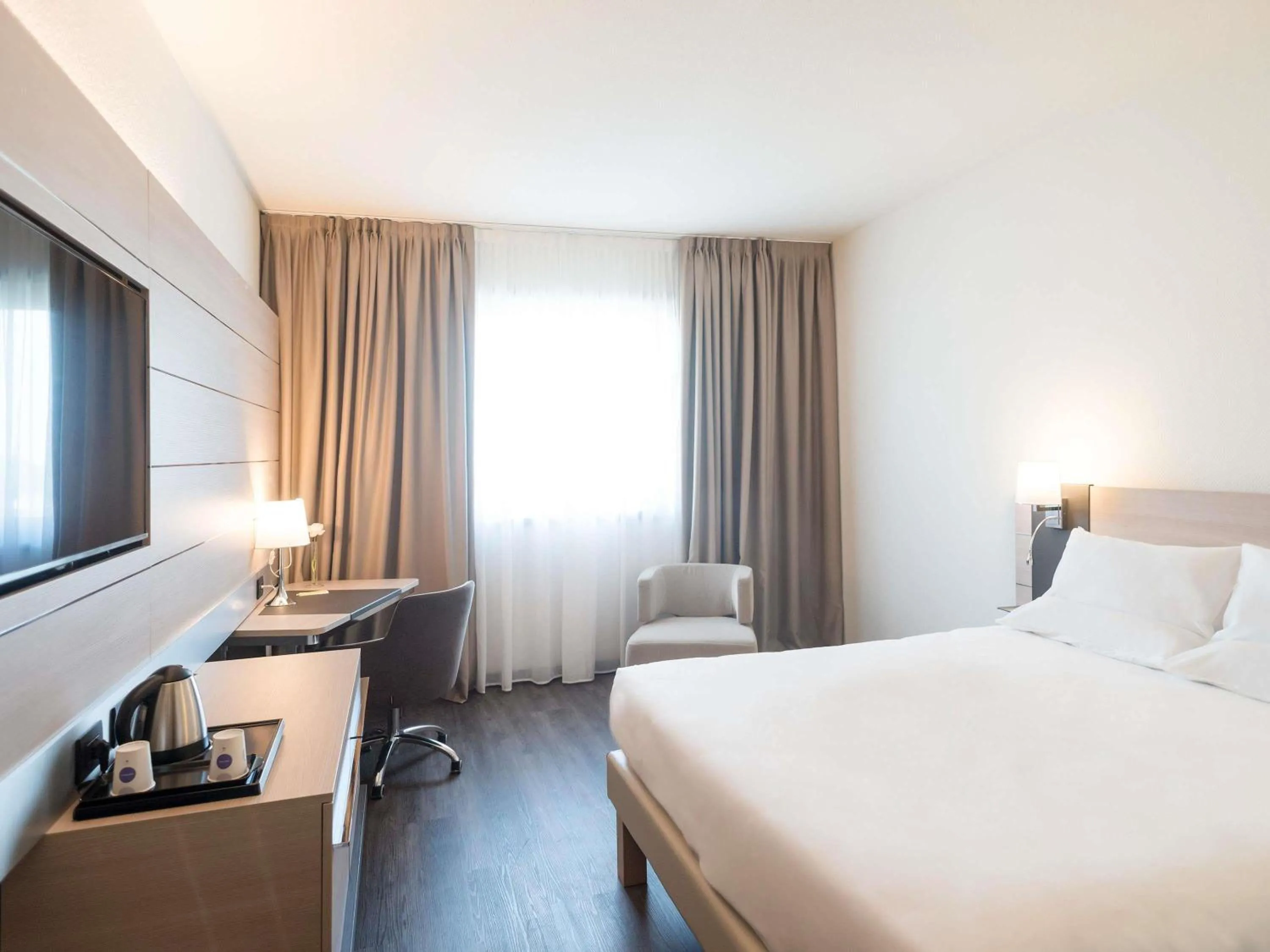 Bedroom, Bed in Novotel Brescia Due