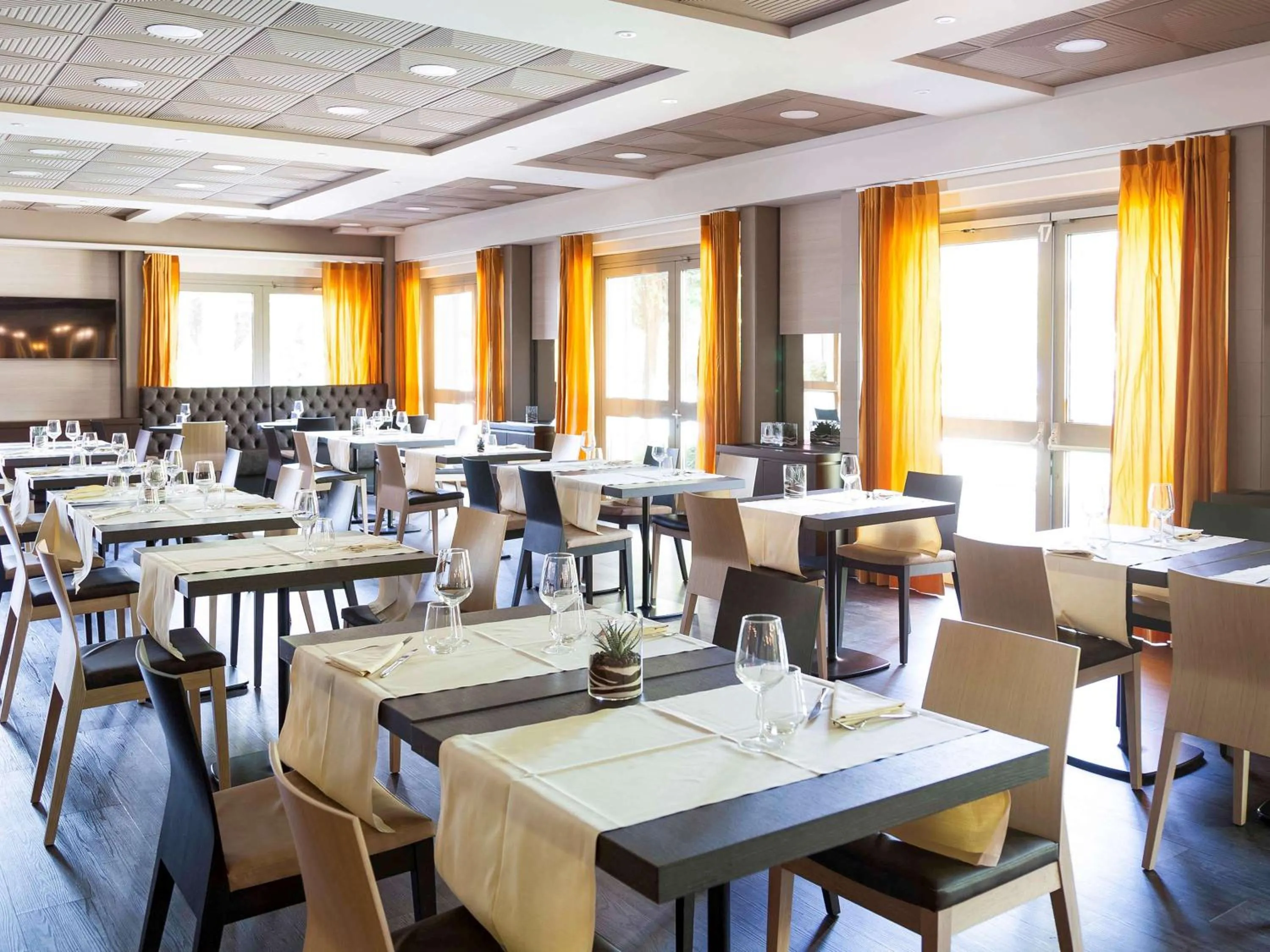 Restaurant/places to eat in Novotel Brescia Due