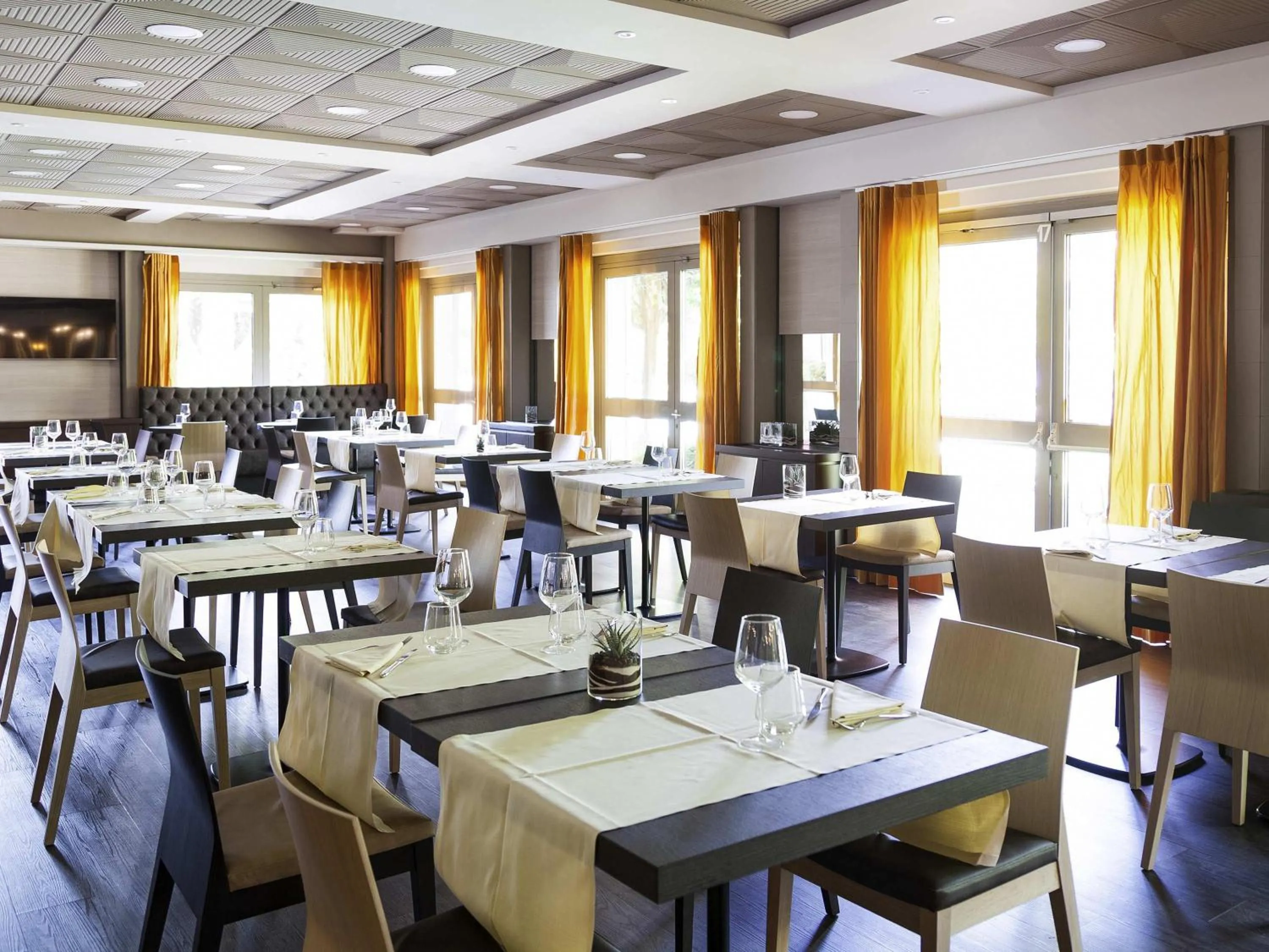 Restaurant/places to eat in Novotel Brescia Due