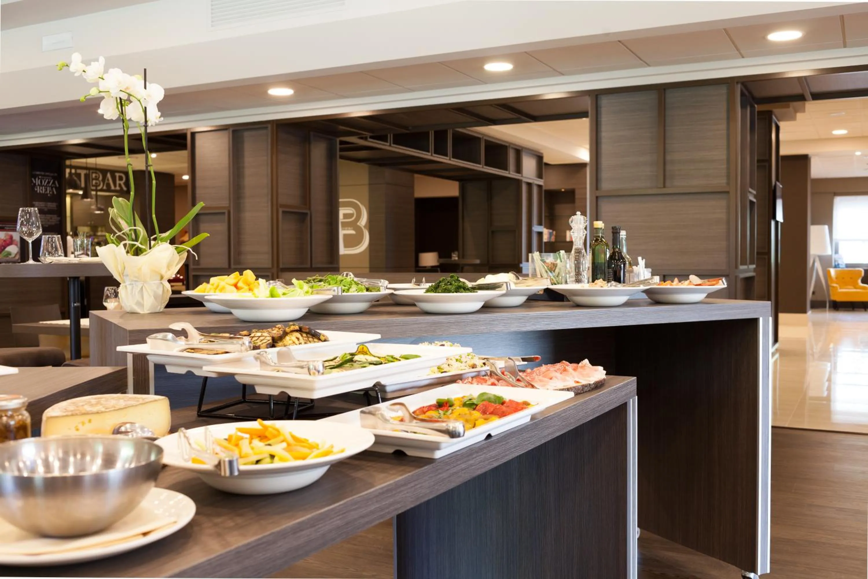 Restaurant/places to eat in Novotel Brescia Due