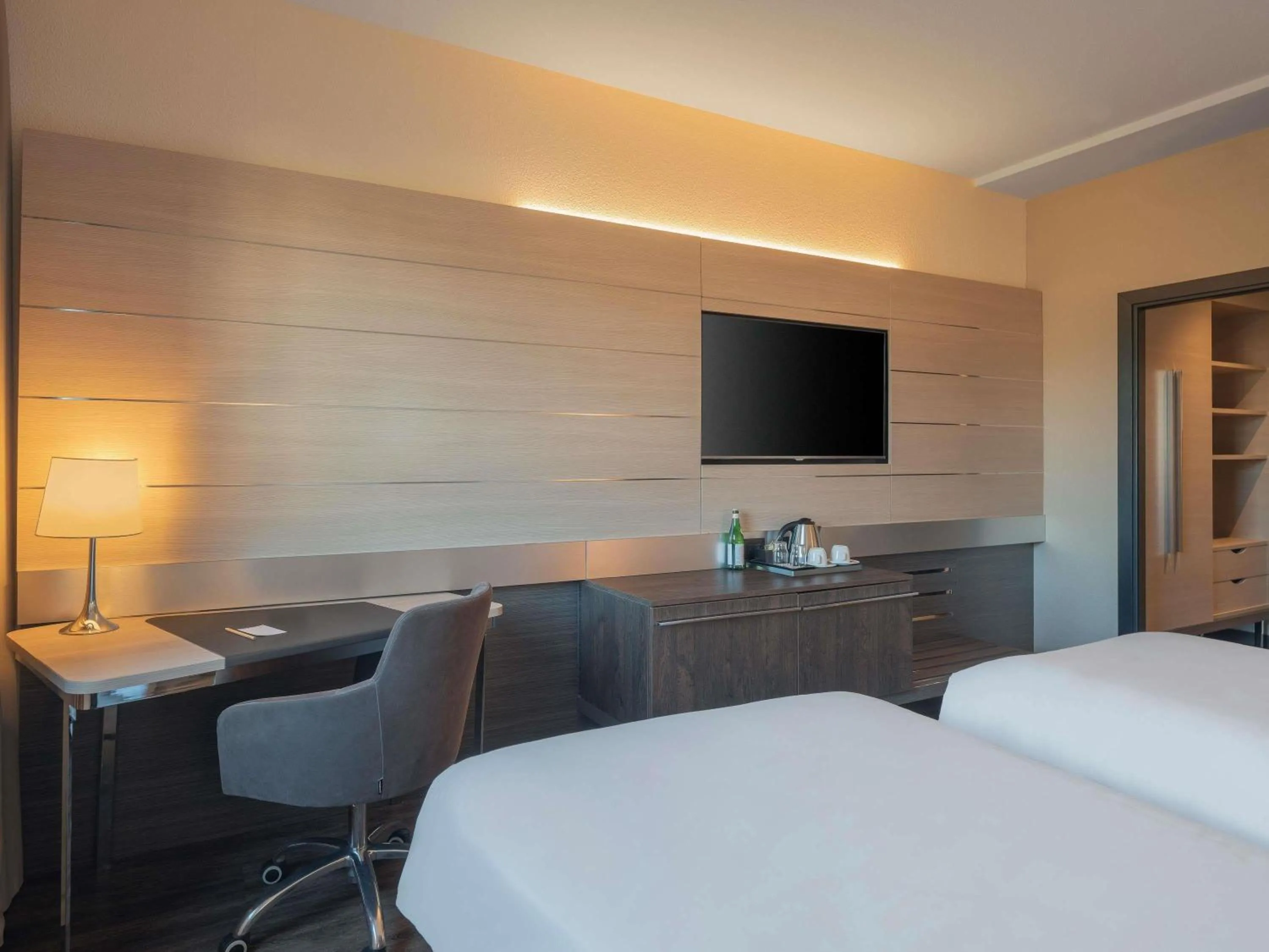 Bedroom, Bed in Novotel Brescia Due