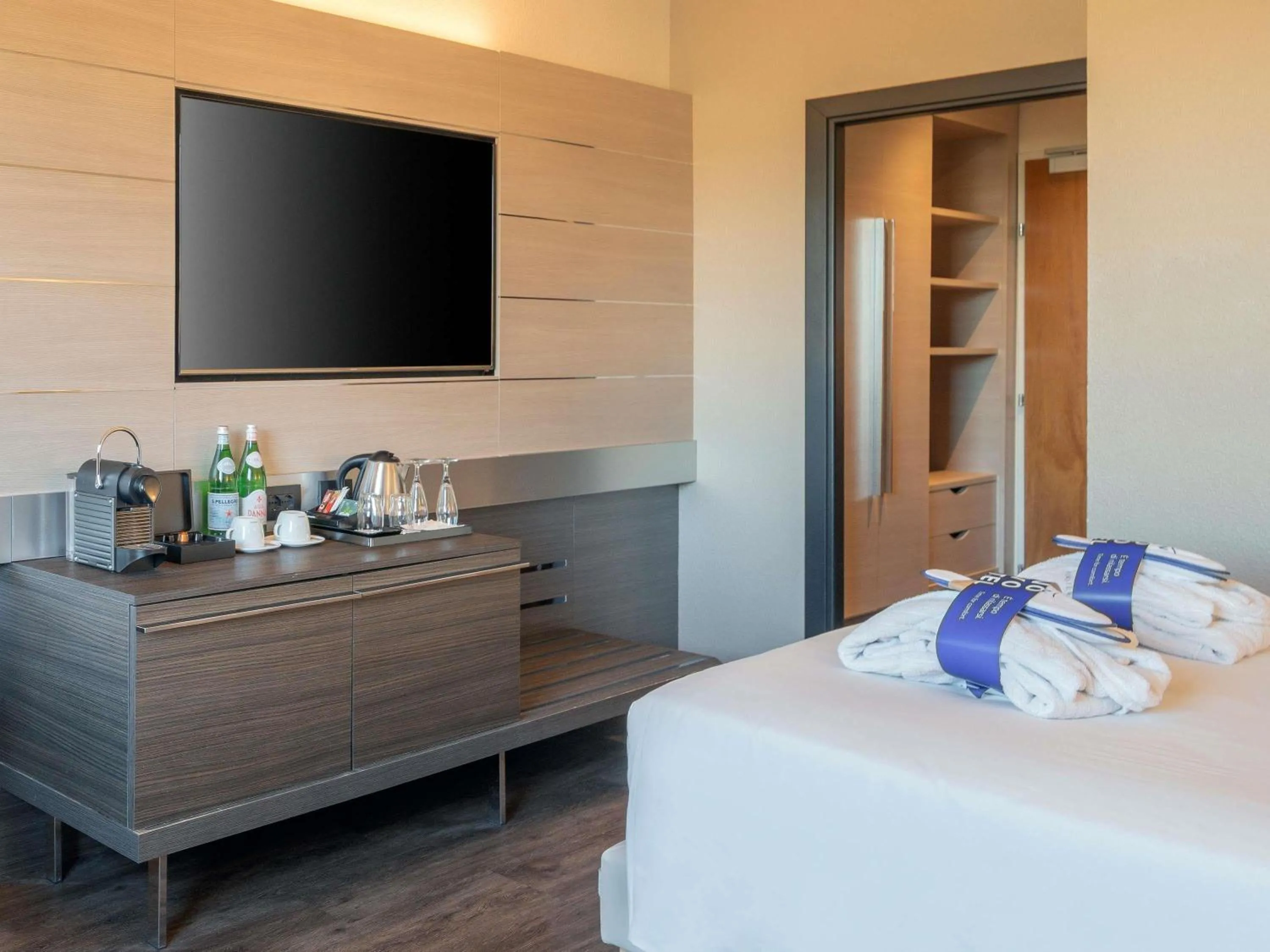 Bedroom, Bed in Novotel Brescia Due