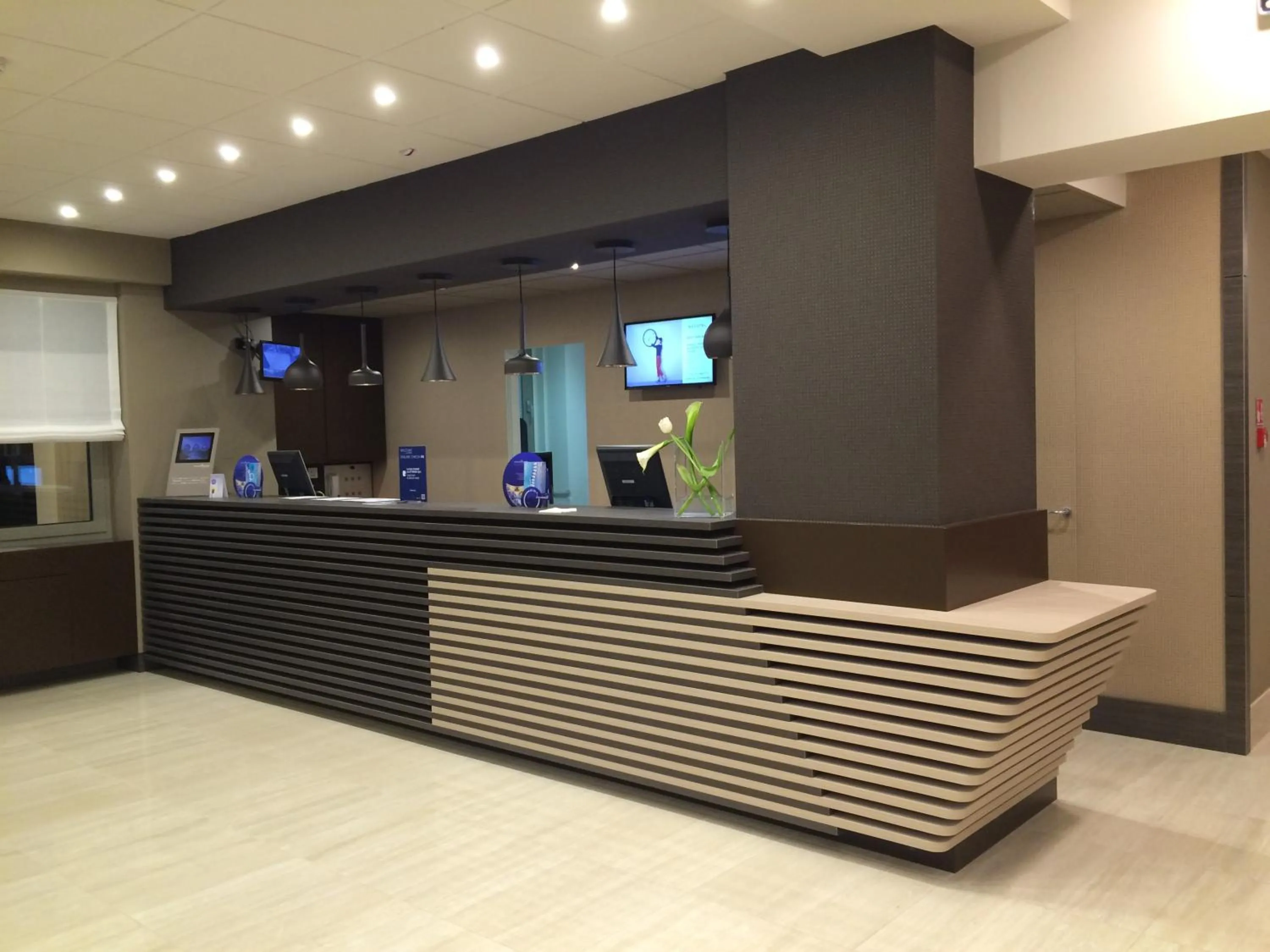 Lobby or reception in Novotel Brescia Due