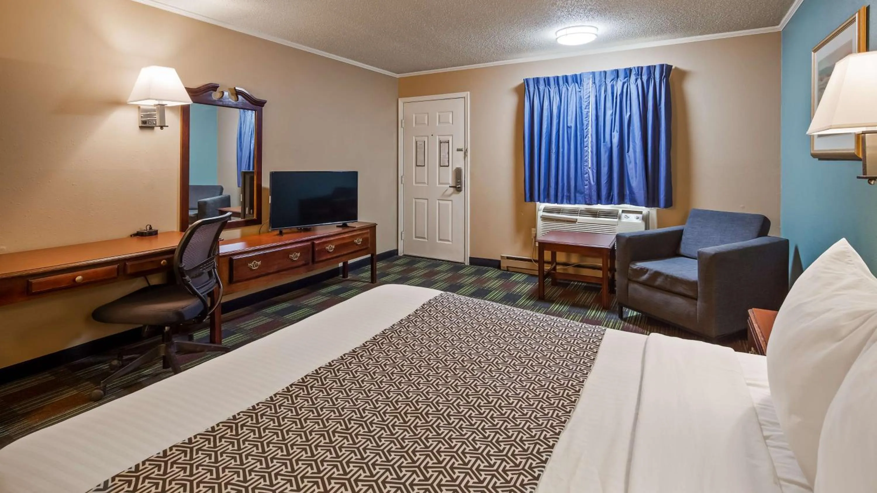 Bedroom, Bed in SureStay by Best Western Cameron