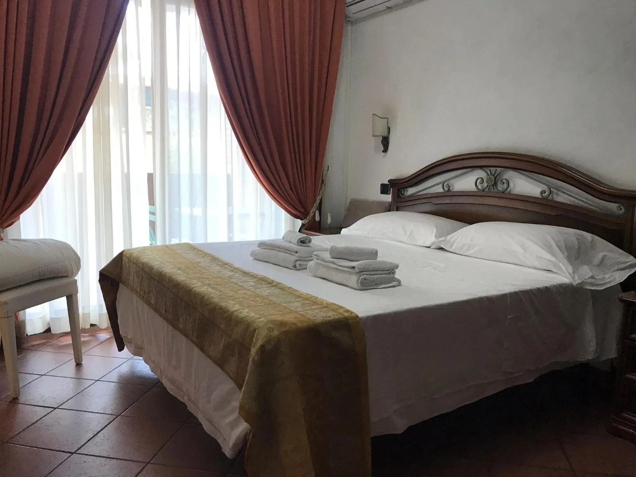 Bed in EURO HOUSE INN airport