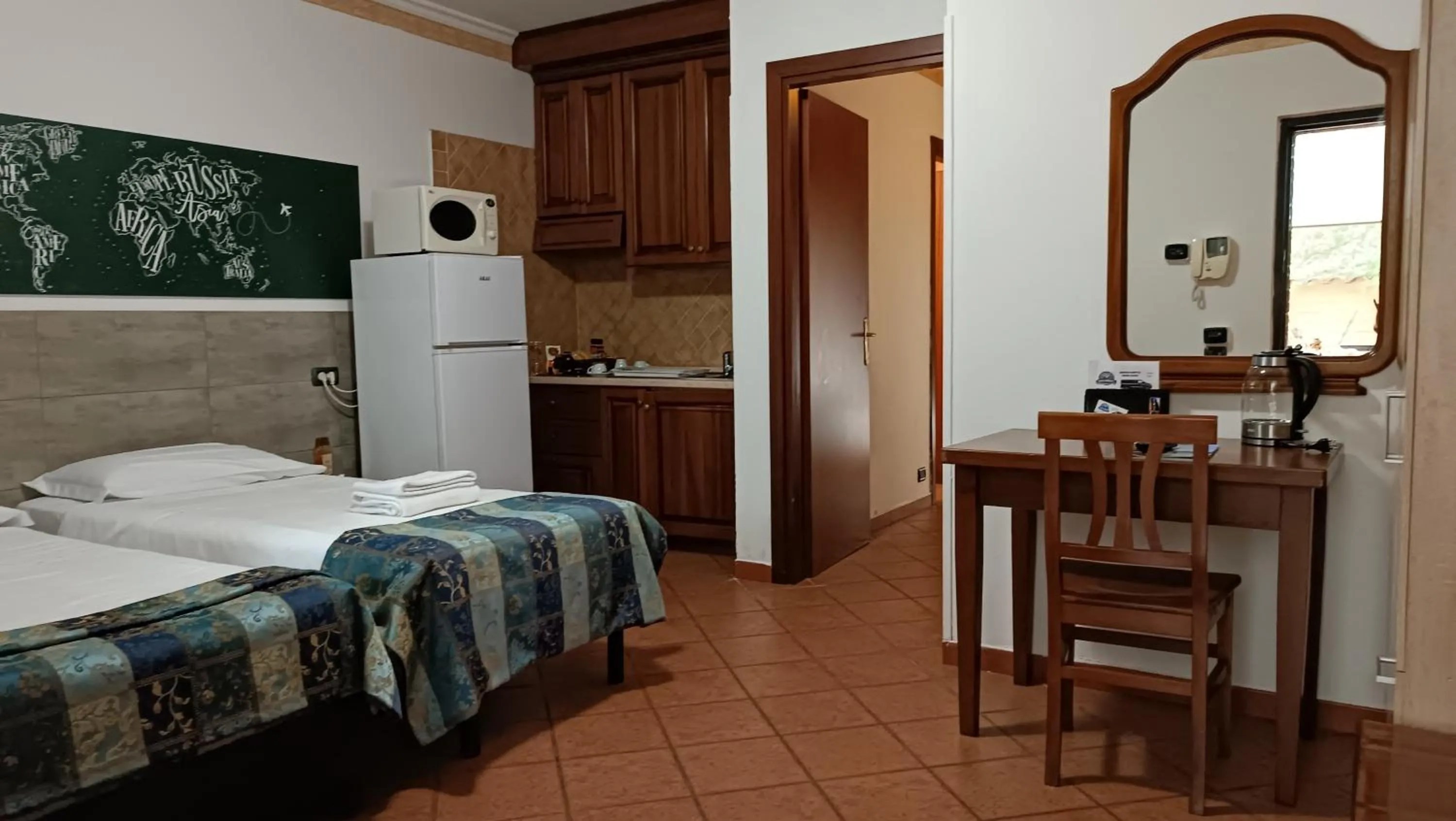 Kitchen or kitchenette, Bed in EURO HOUSE INN airport
