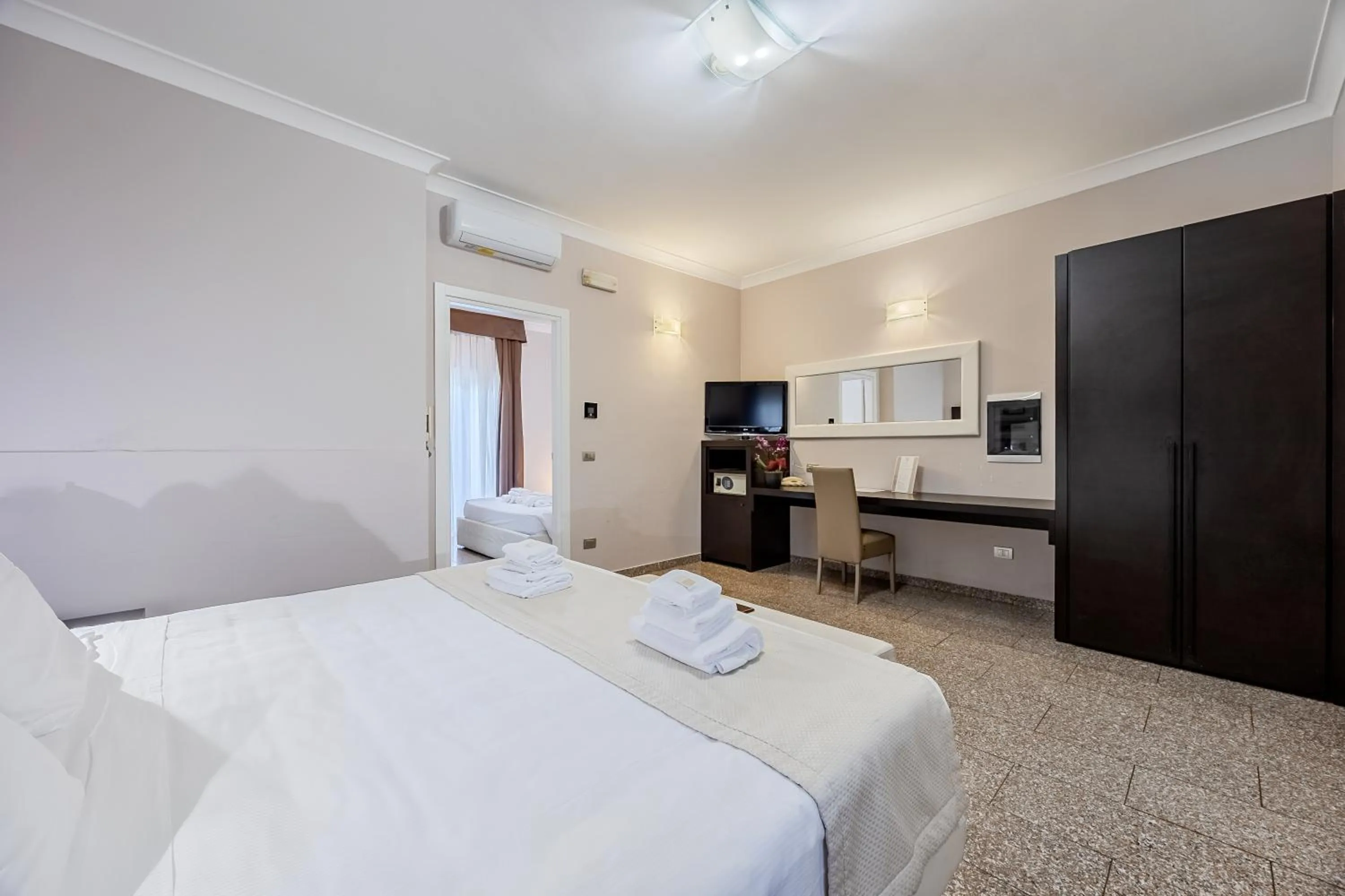 TV and multimedia, Bed in EH Suites Rome Airport Euro House Hotels