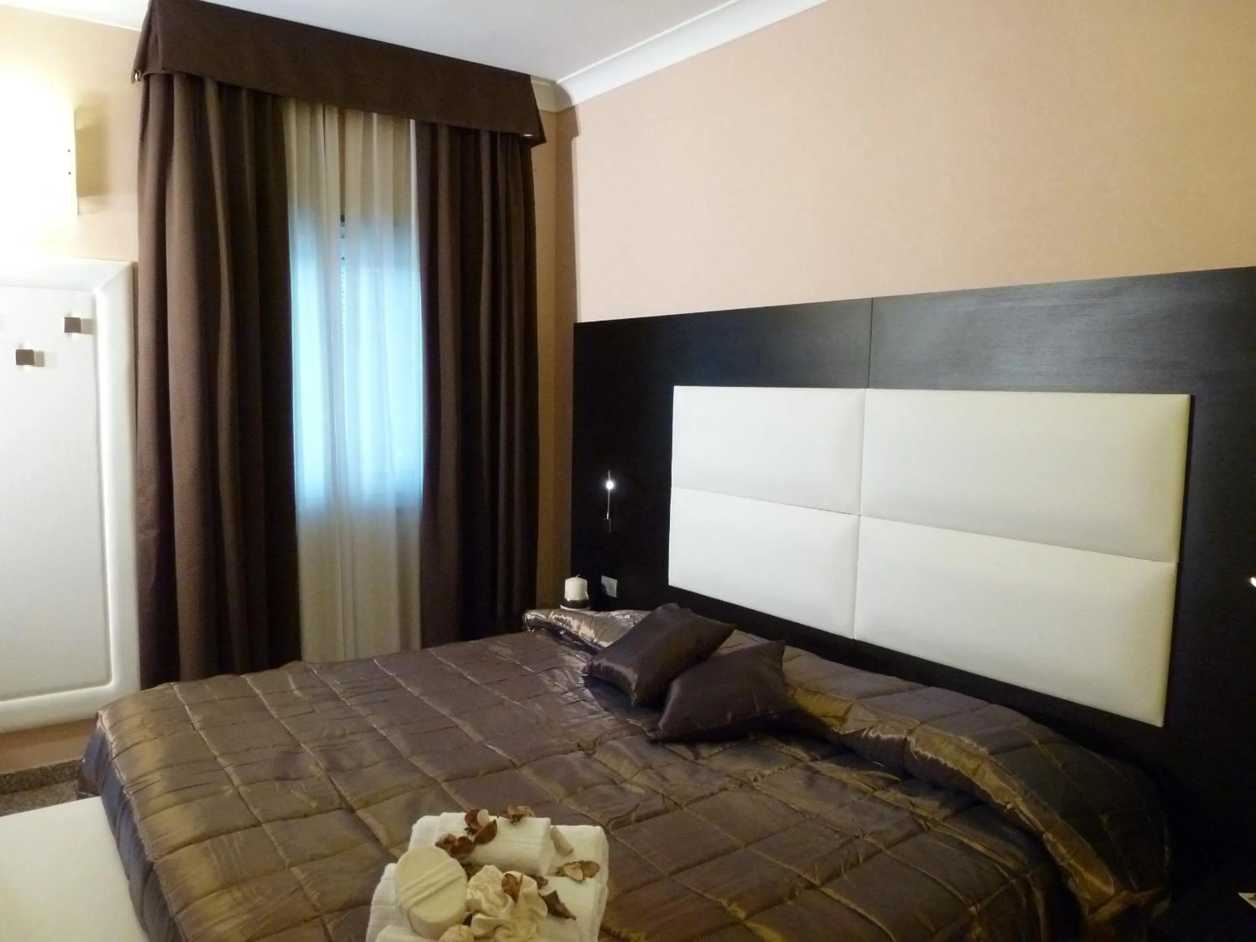 Bed in EH Suites Rome Airport Euro House Hotels