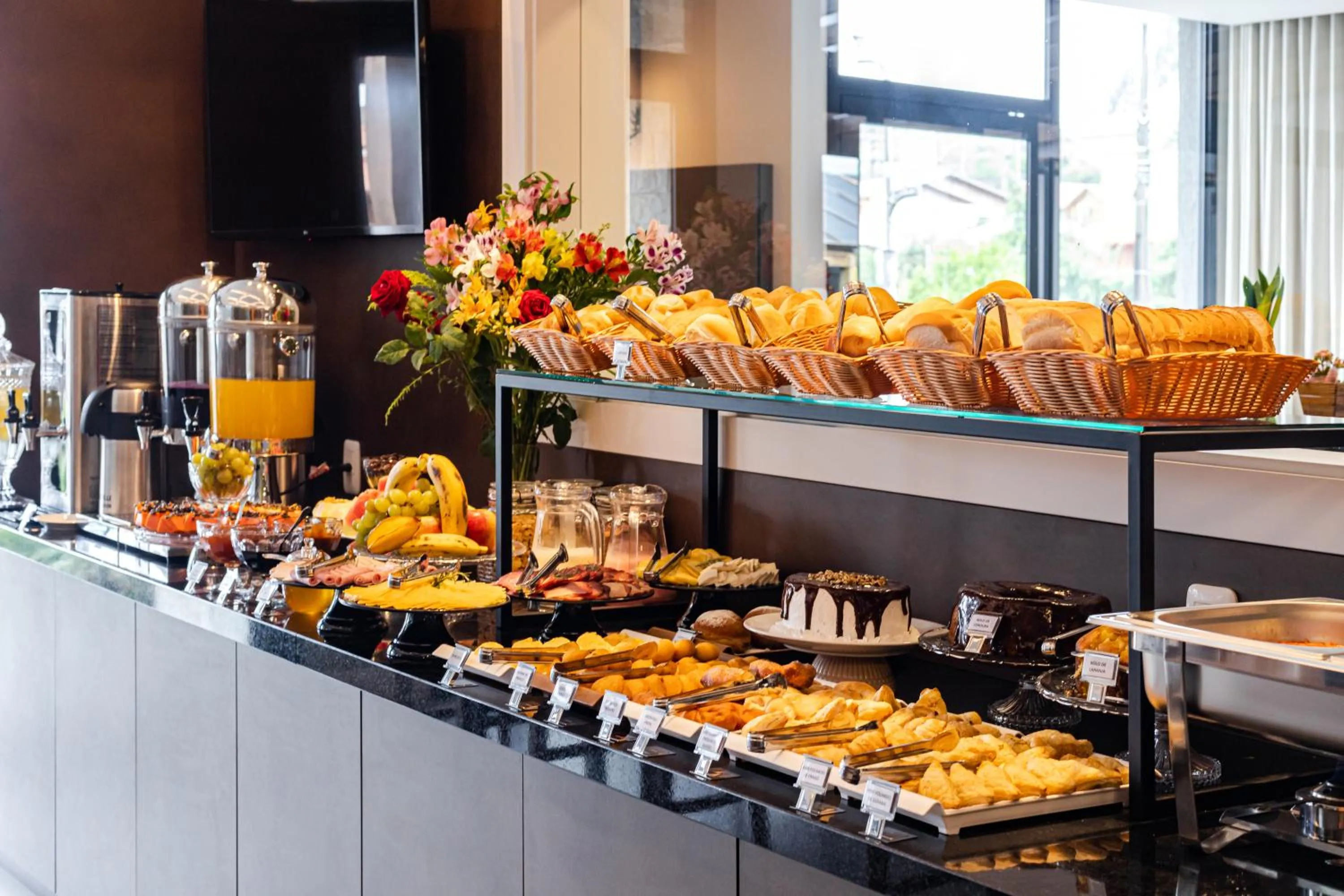 Buffet breakfast in Pousada Serra Verde