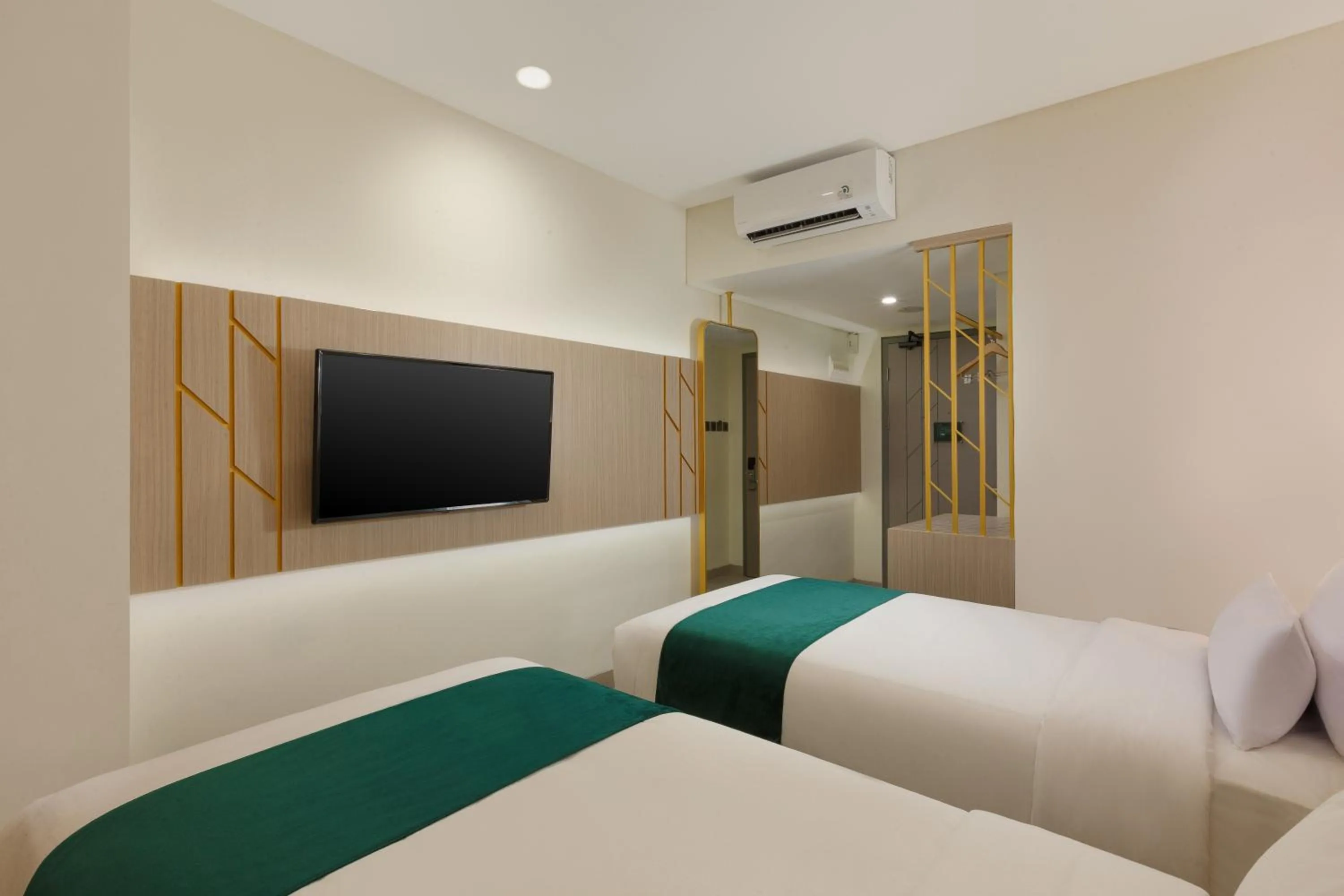 Photo of the whole room, Bed in Elsotel Purwokerto By Daphna Management