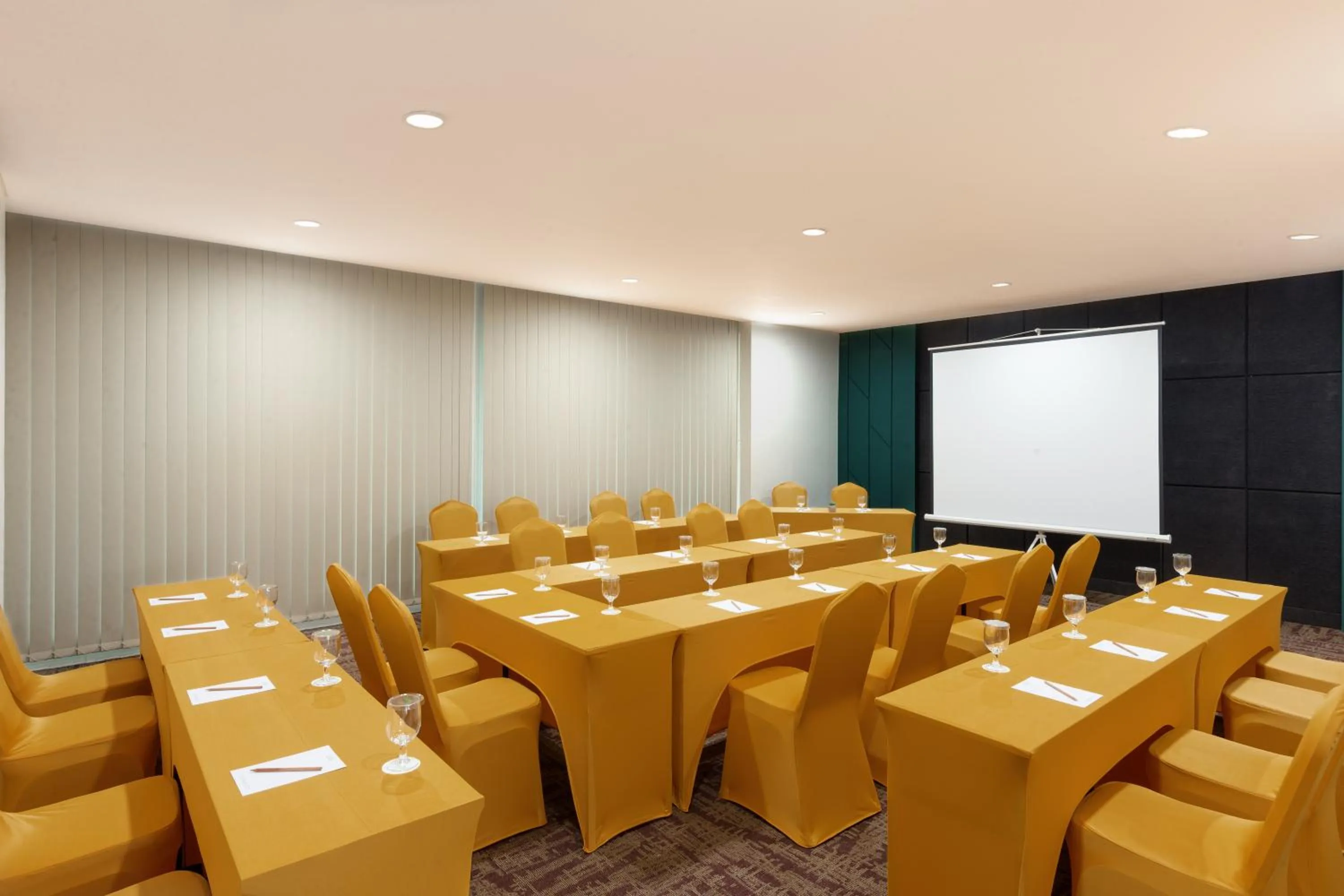 Meeting/conference room in Elsotel Purwokerto By Daphna Management