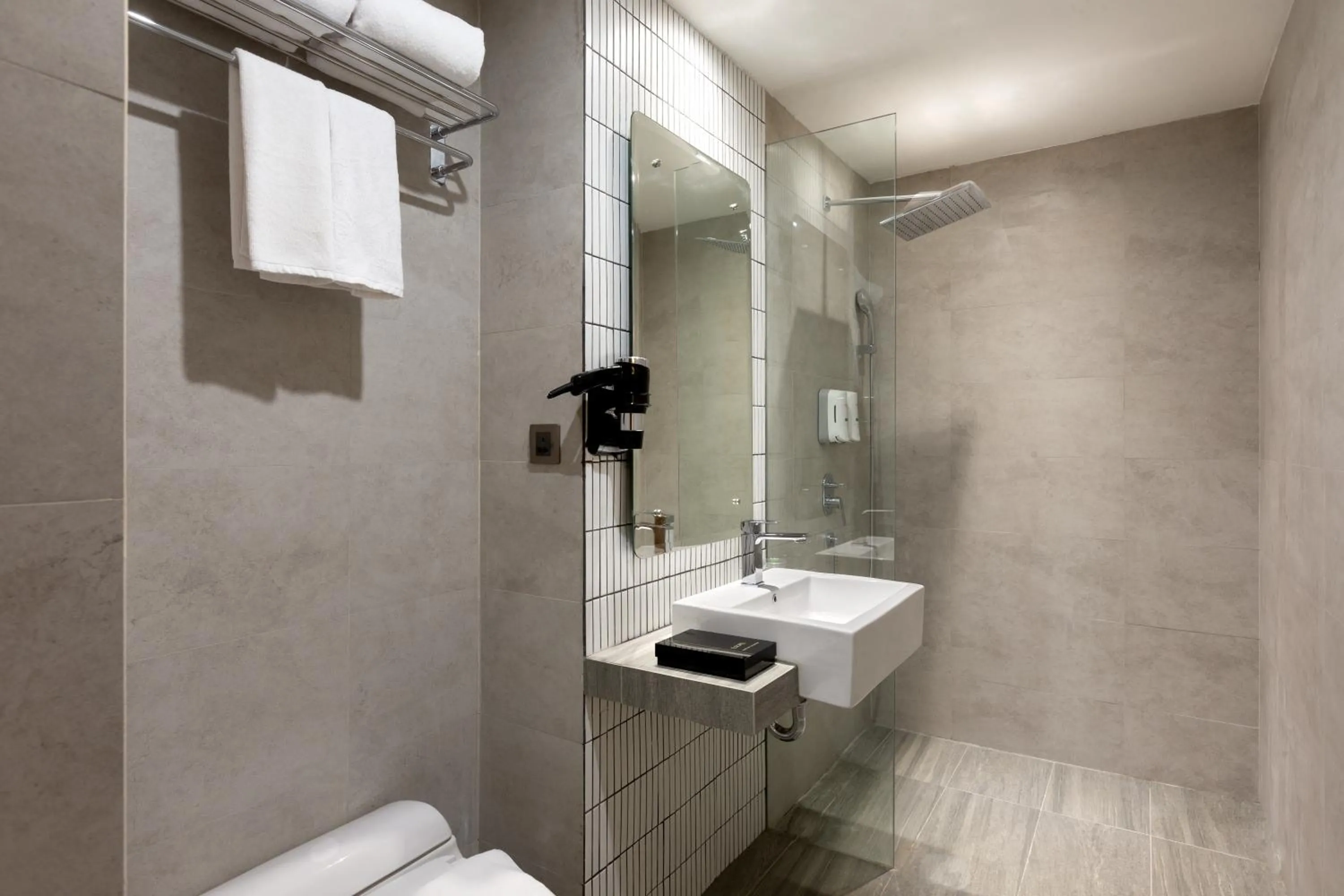 Bathroom in Elsotel Purwokerto By Daphna Management