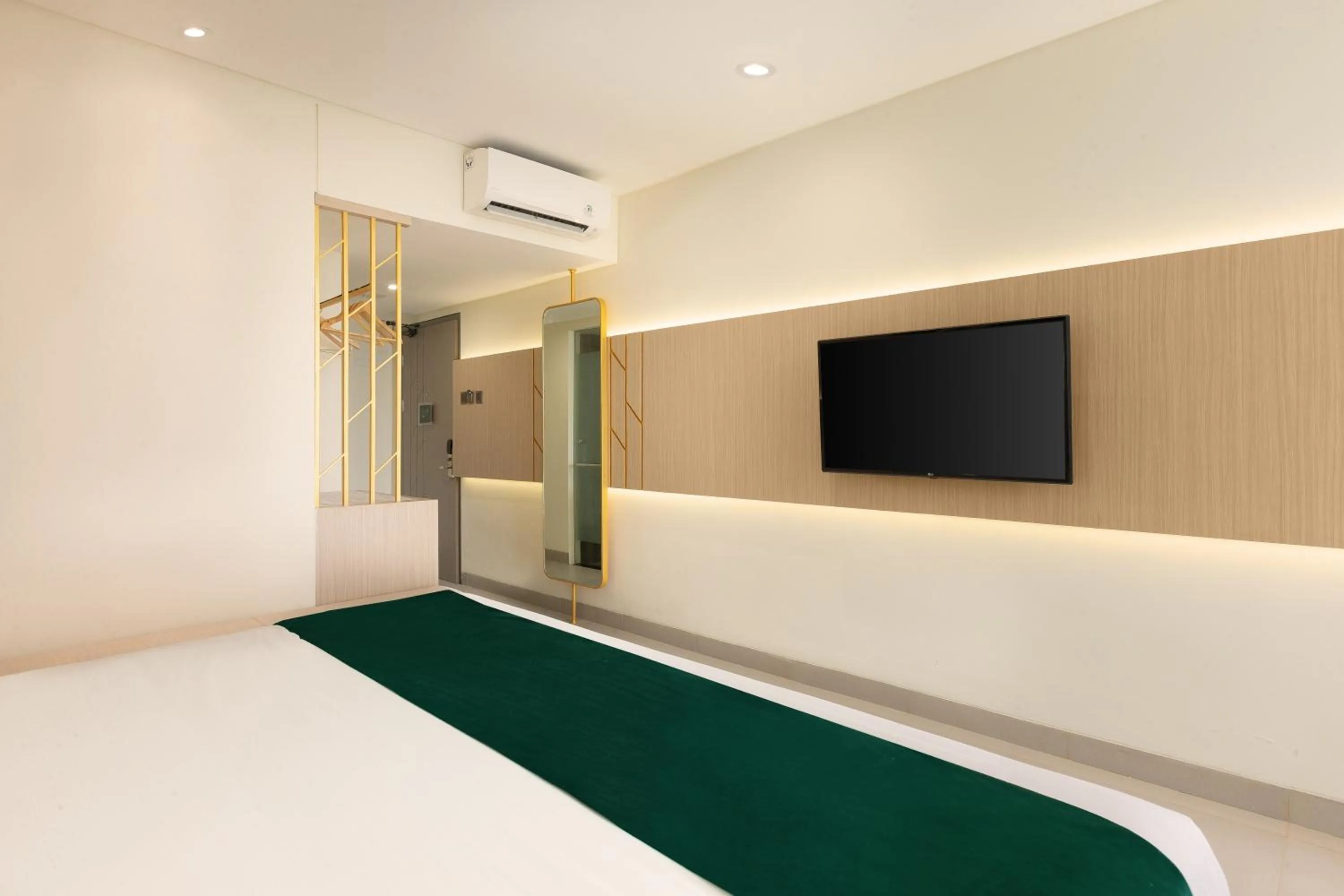 Photo of the whole room, Bed in Elsotel Purwokerto By Daphna Management