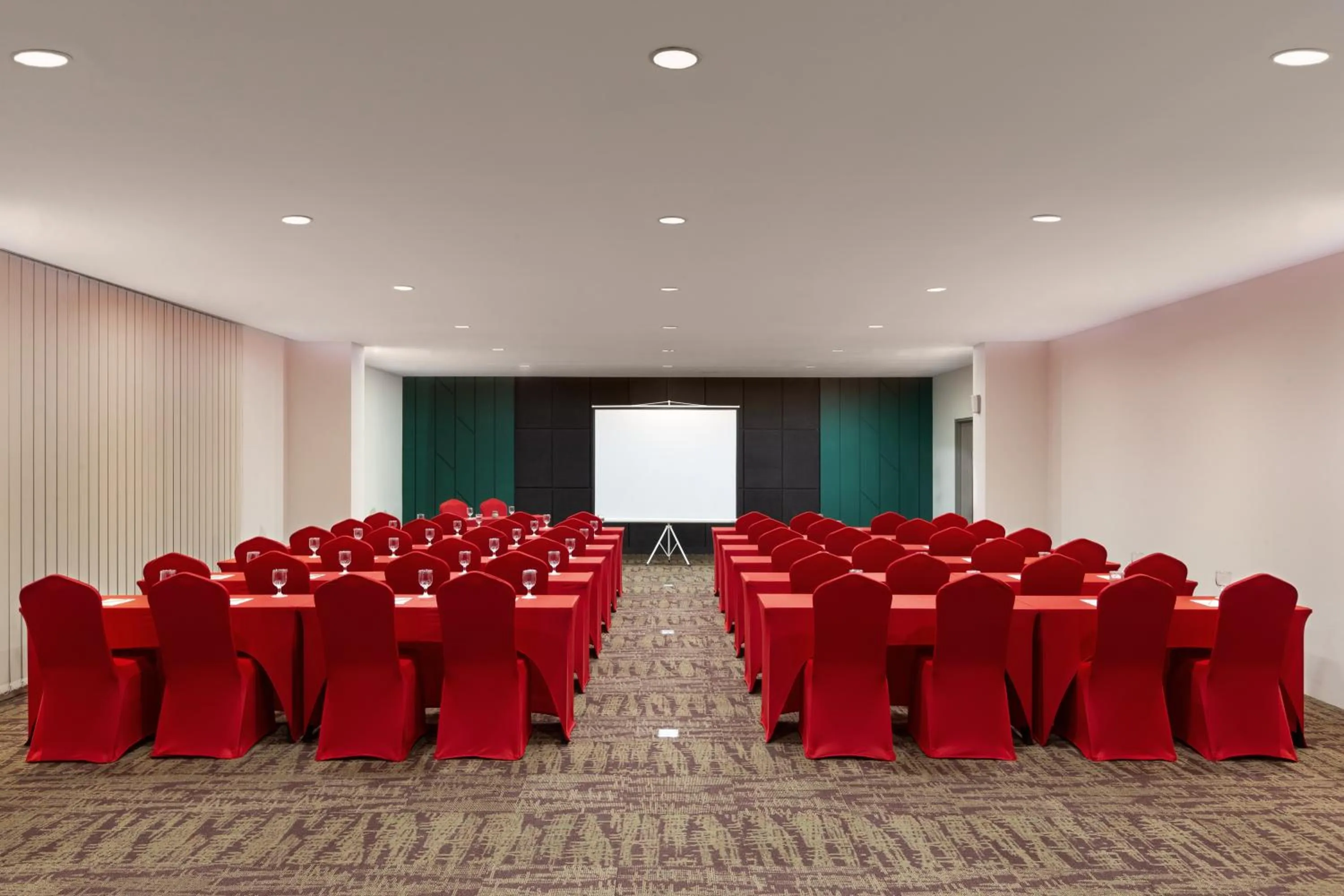 Meeting/conference room in Elsotel Purwokerto By Daphna Management