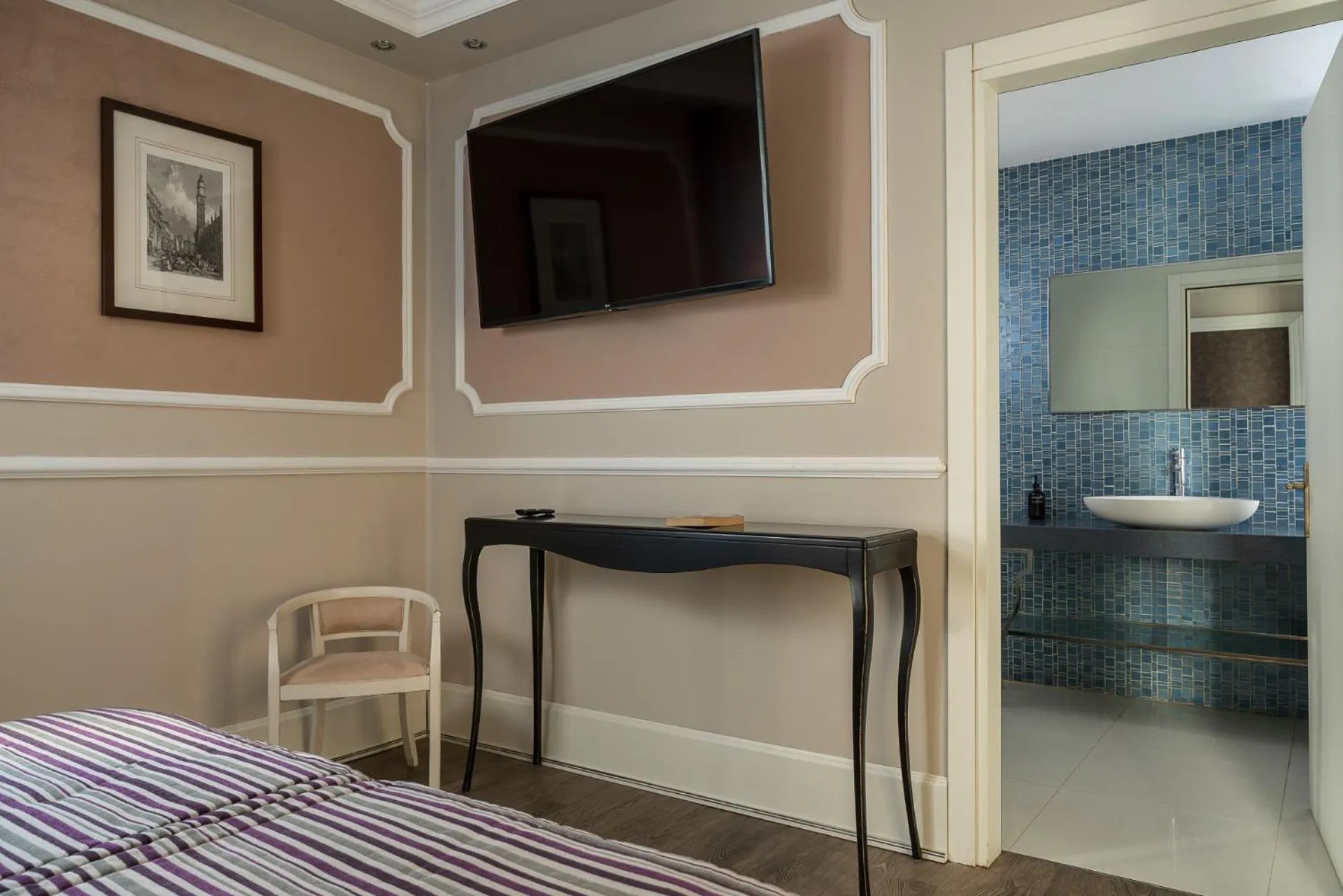 Bathroom, Bed in Hotel Campo Marzio