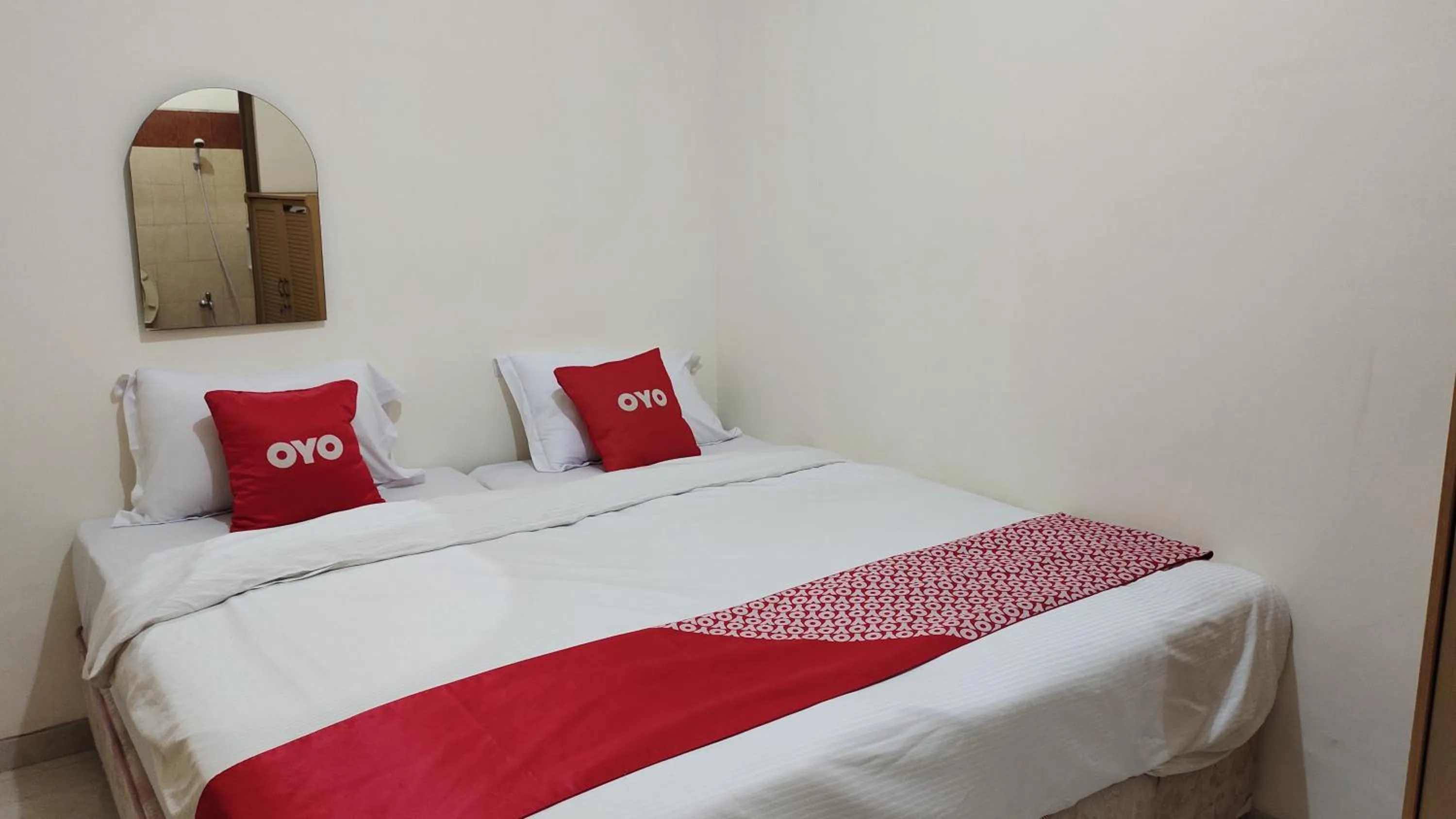 Bedroom, Bed in Hotel O C16 Siwalankerto Syariah