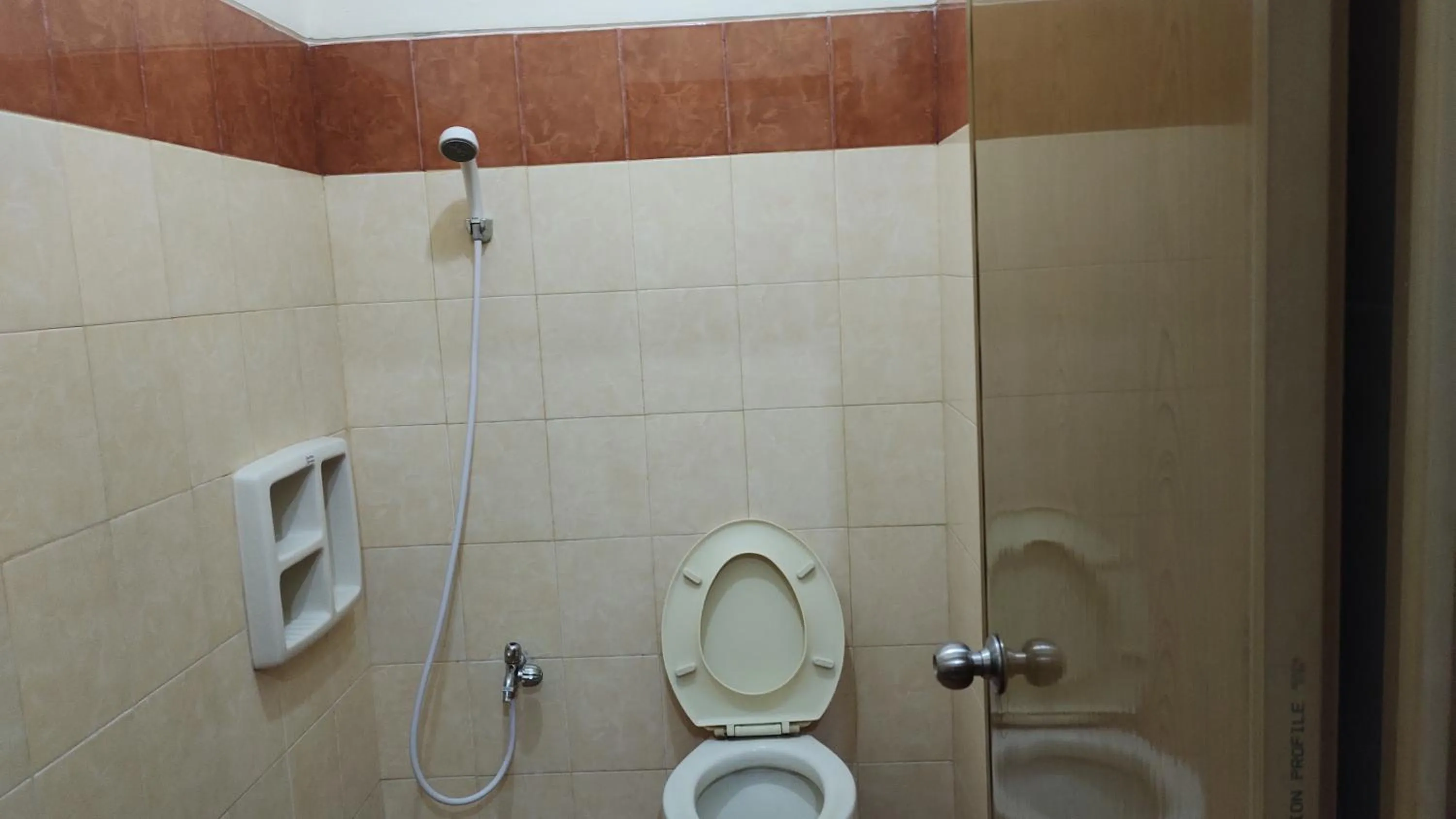 Bathroom in Hotel O C16 Siwalankerto Syariah