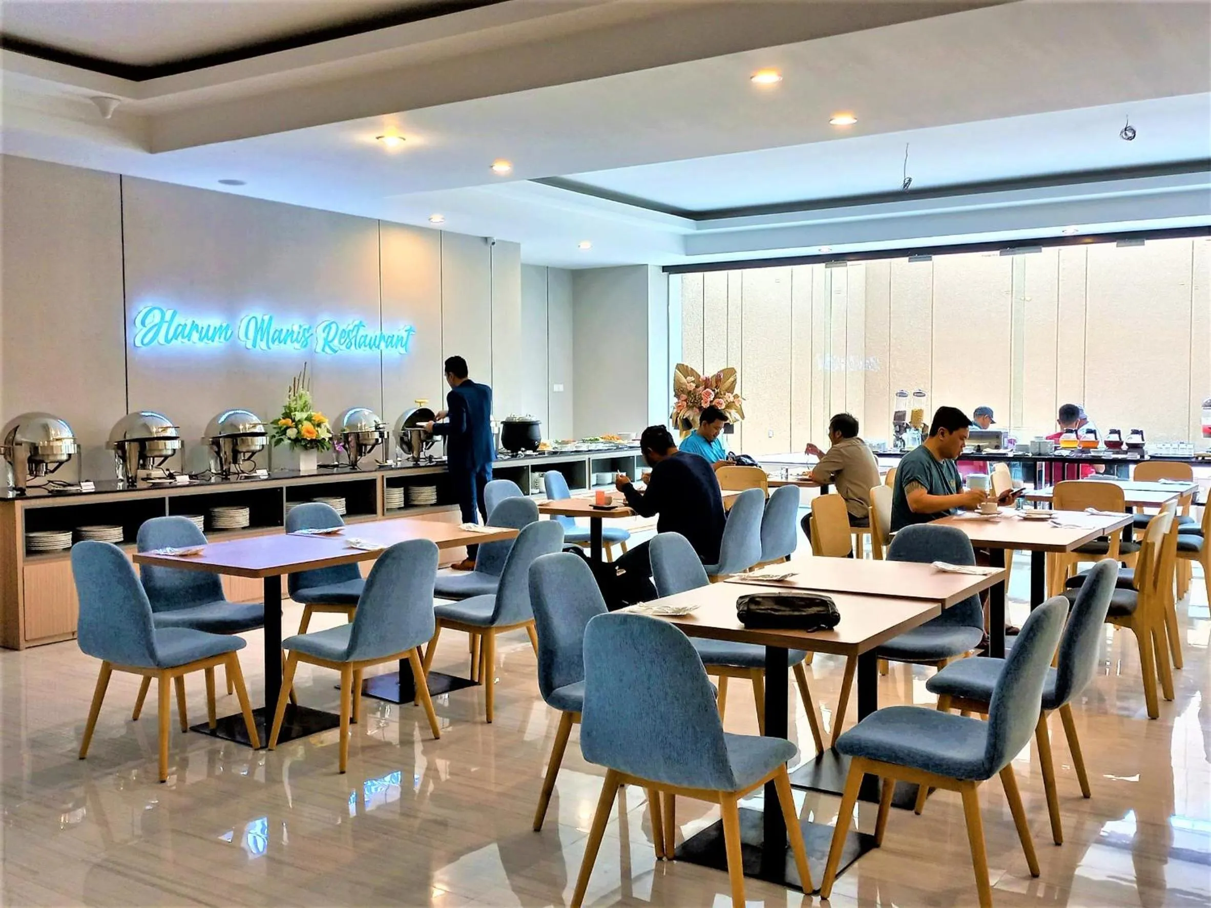 Restaurant/places to eat in Front One King Hotel Tuban