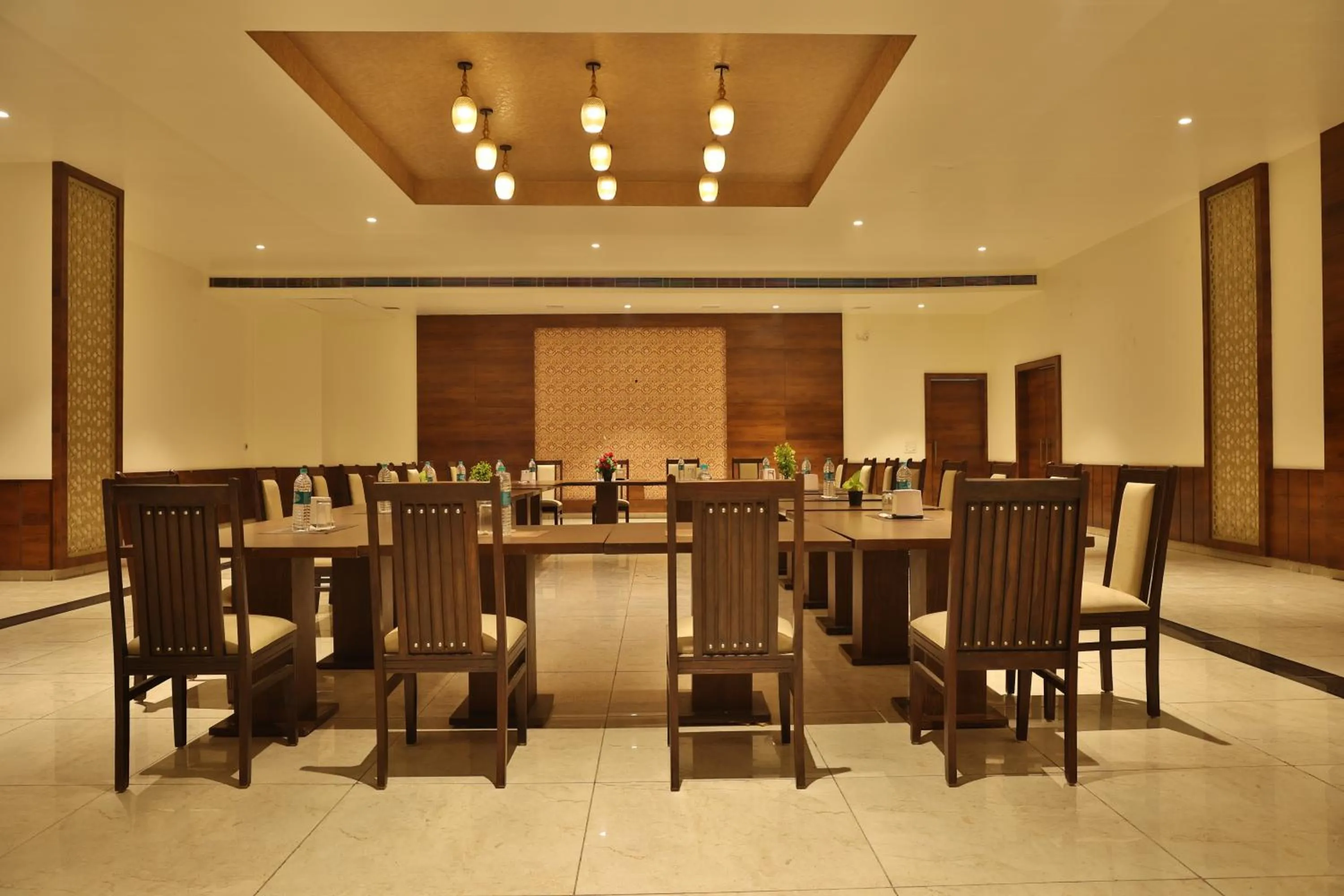 Restaurant/places to eat in Mannat Resort Paota