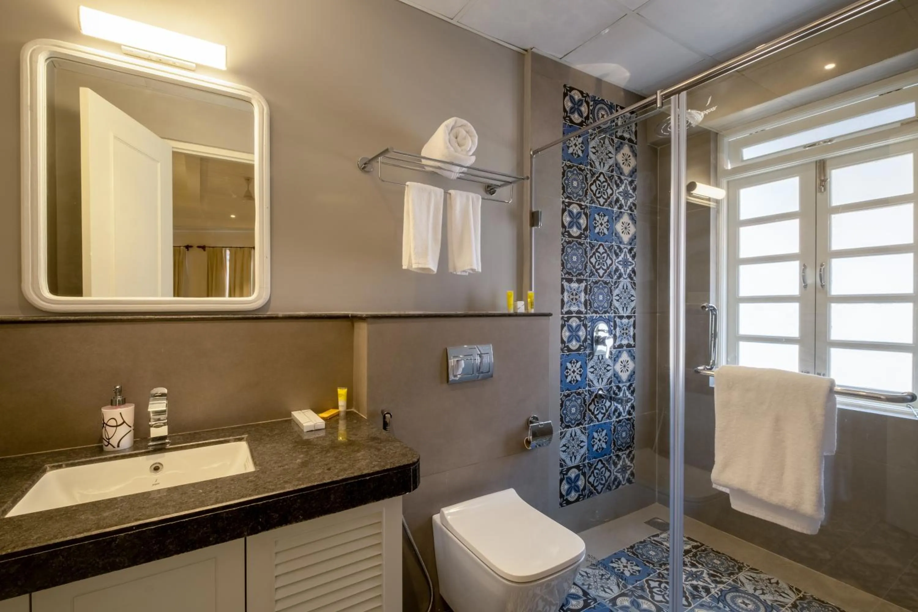 Shower in O Pierre - Fontainhas