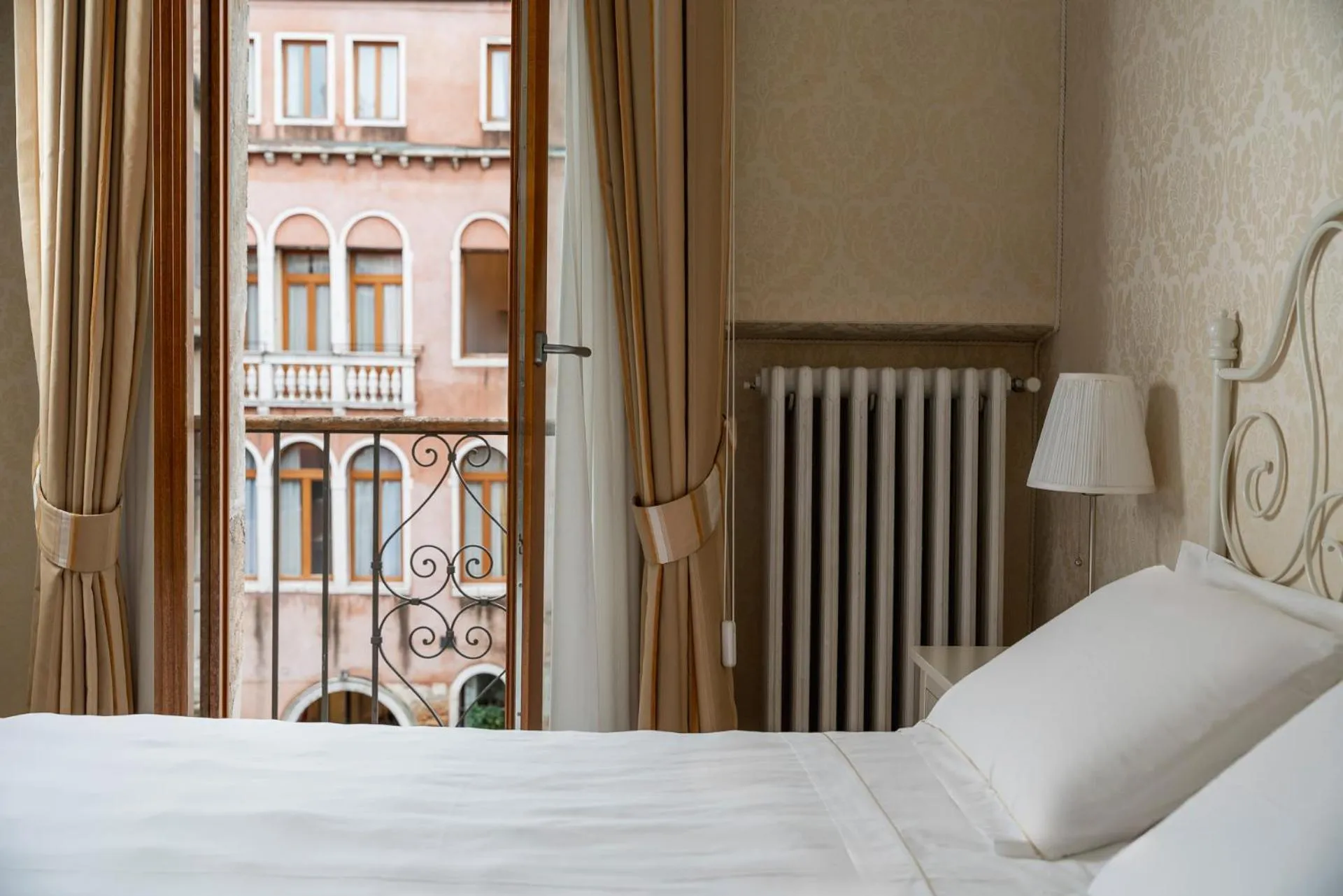 Bedroom, Bed in Hotel Montecarlo