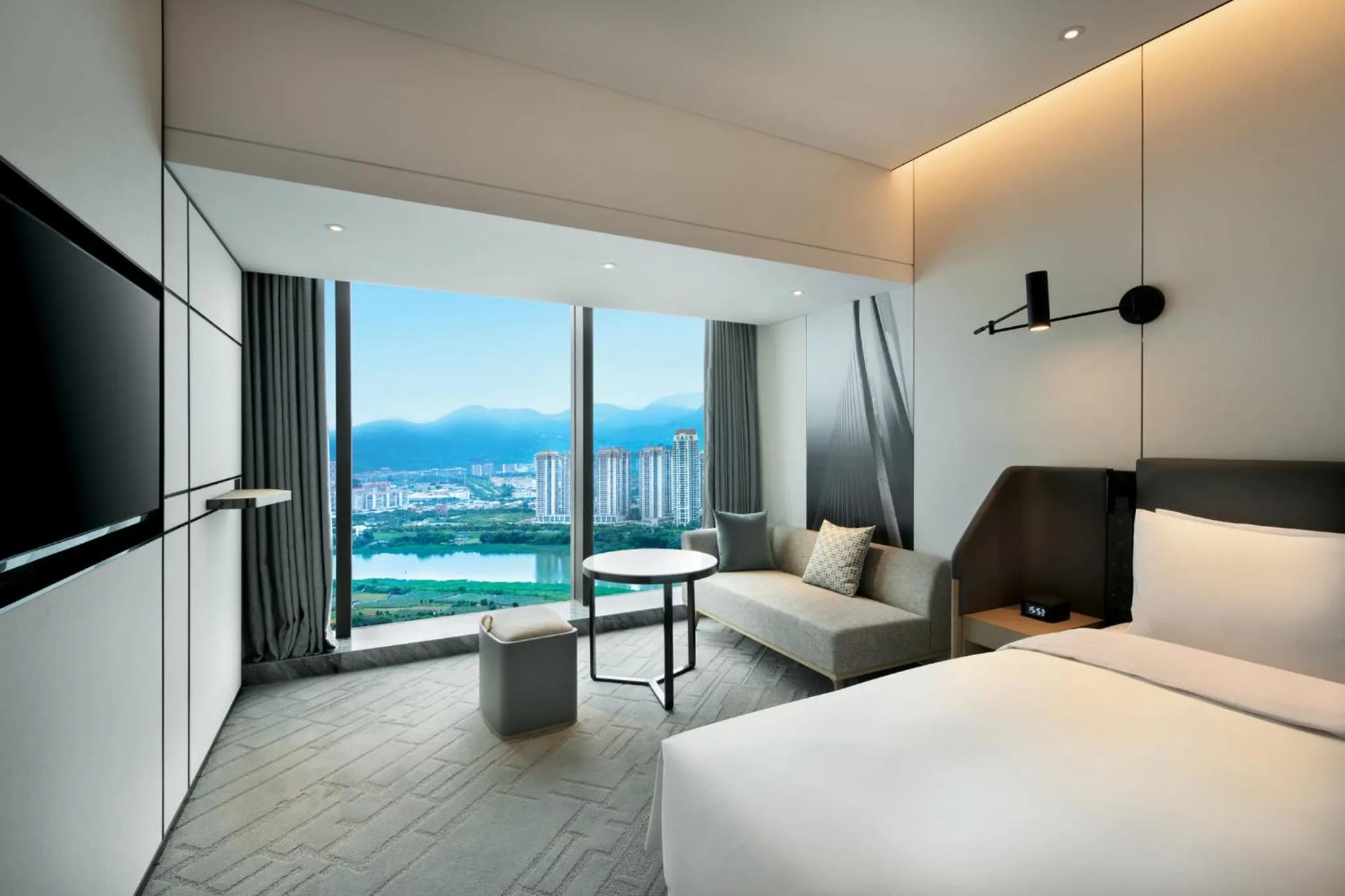 Photo of the whole room, Bed in Crowne Plaza Quanzhou Riverview by IHG