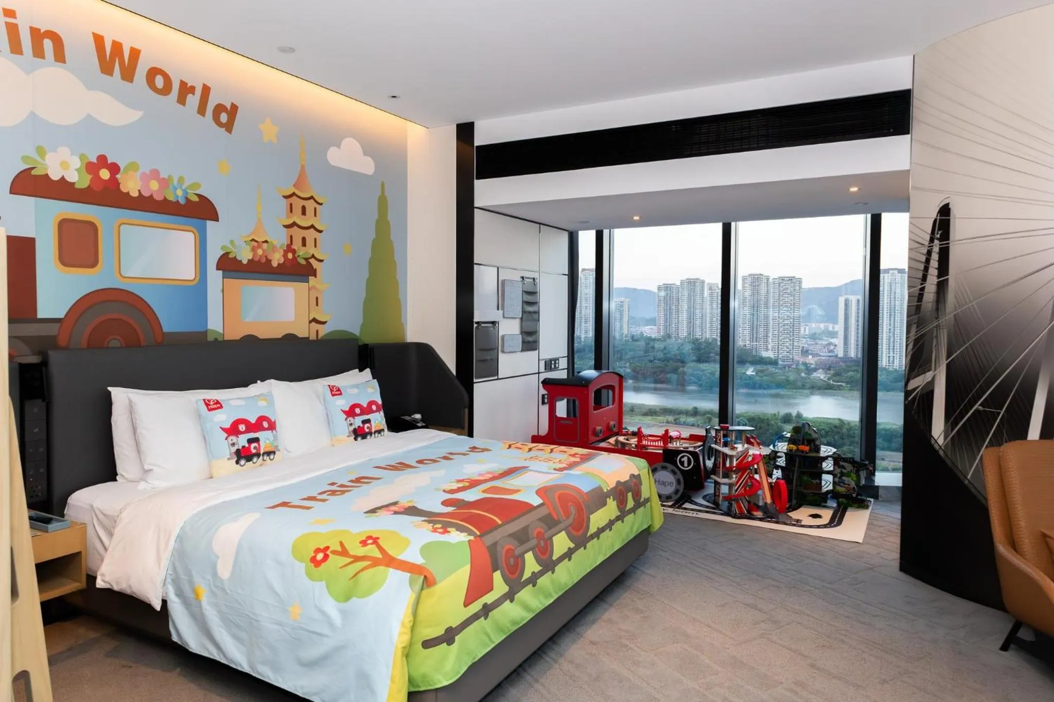 Photo of the whole room, Bed in Crowne Plaza Quanzhou Riverview by IHG