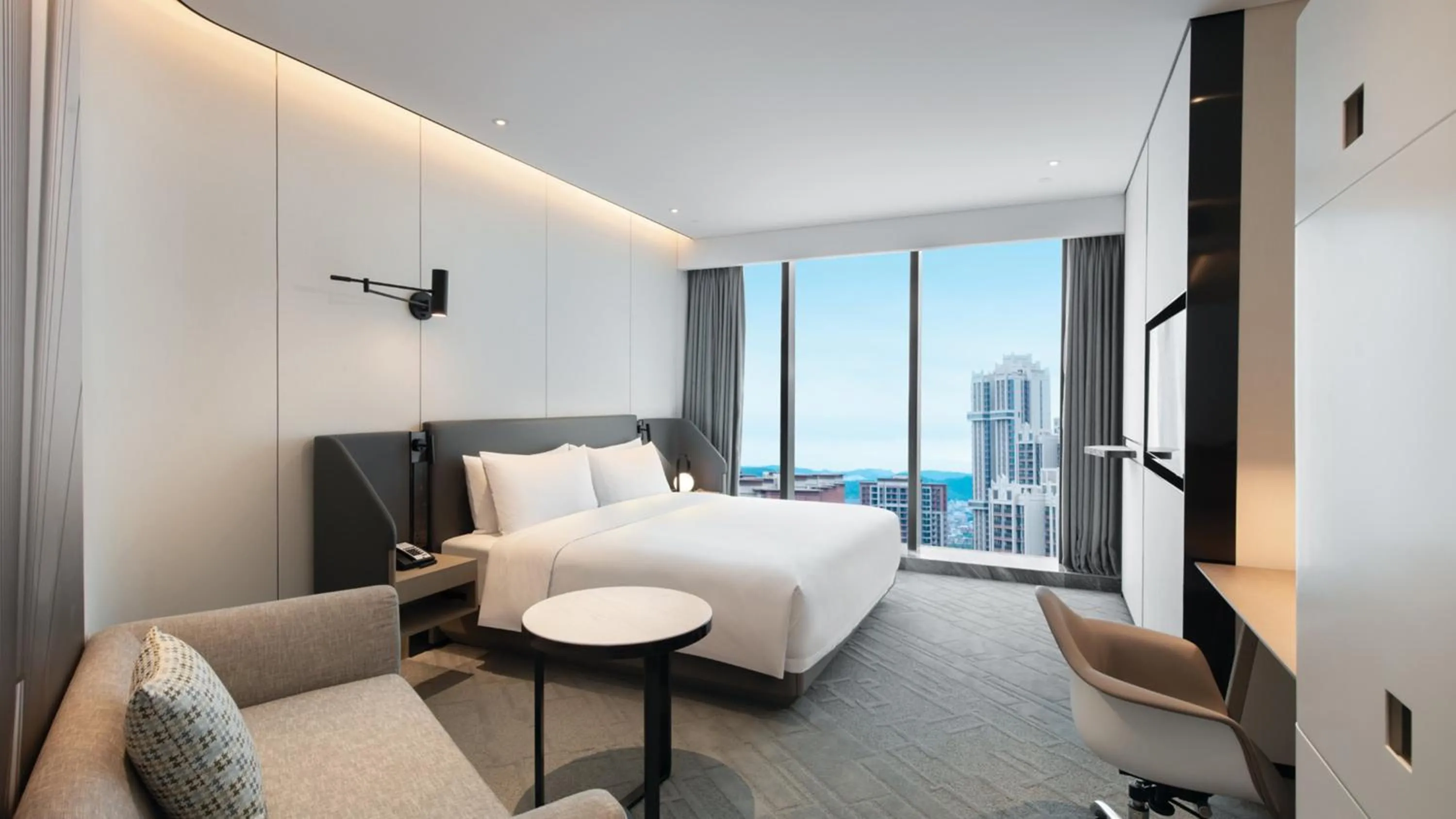 Photo of the whole room, Bed in Crowne Plaza Quanzhou Riverview by IHG