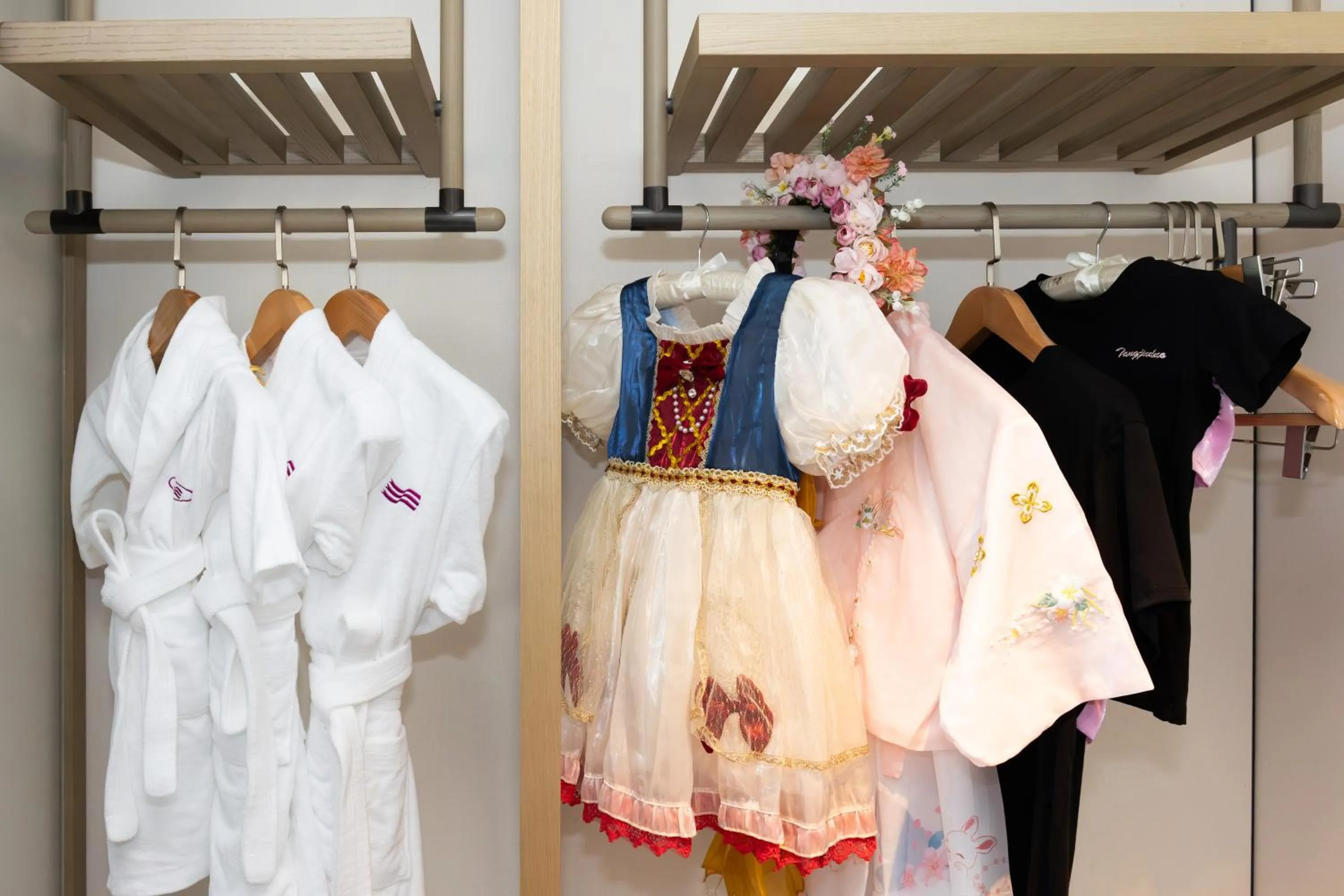 wardrobe in Crowne Plaza Quanzhou Riverview by IHG