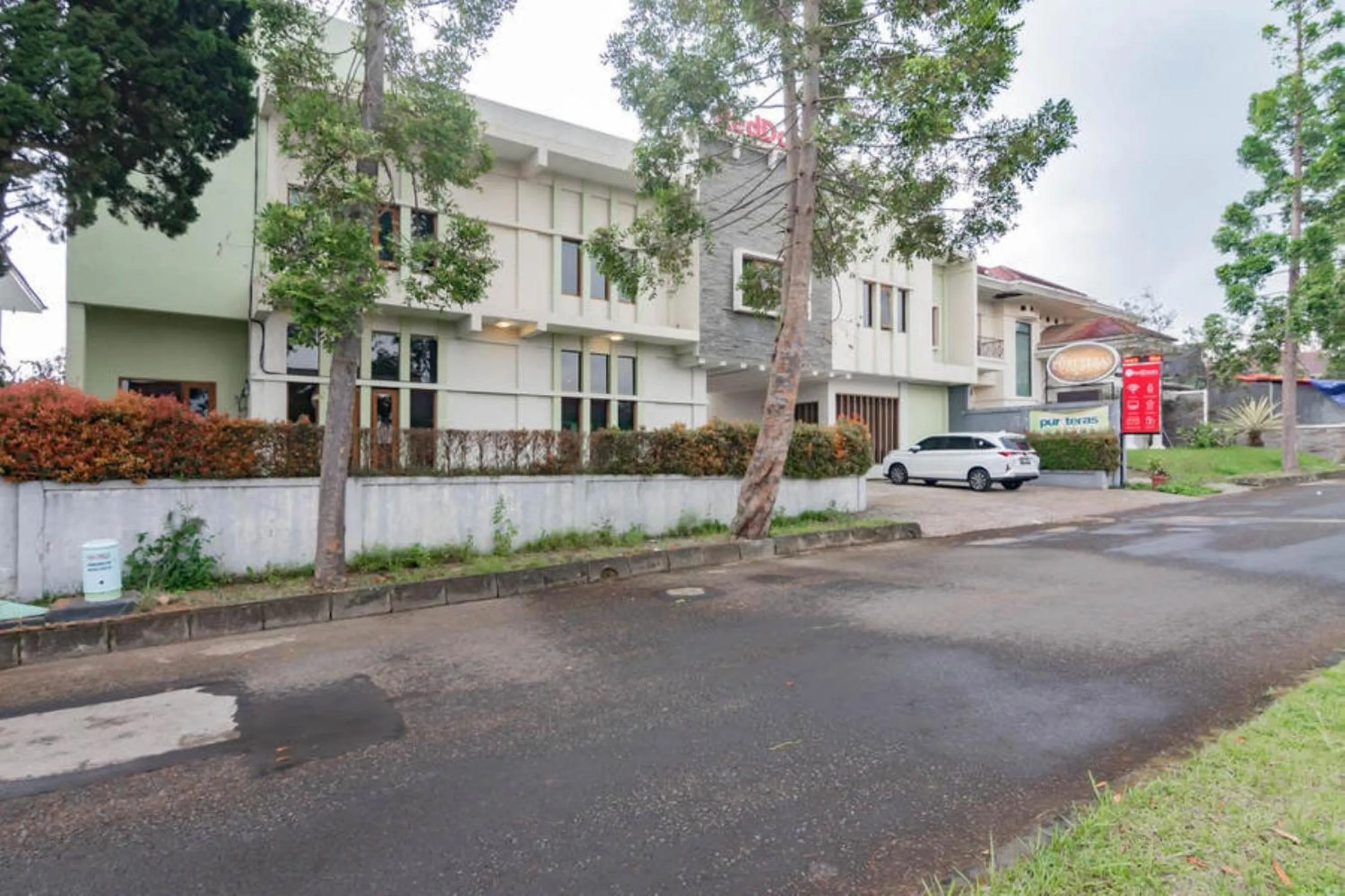 Property building in RedDoorz near Lembang Park & Zoo 2